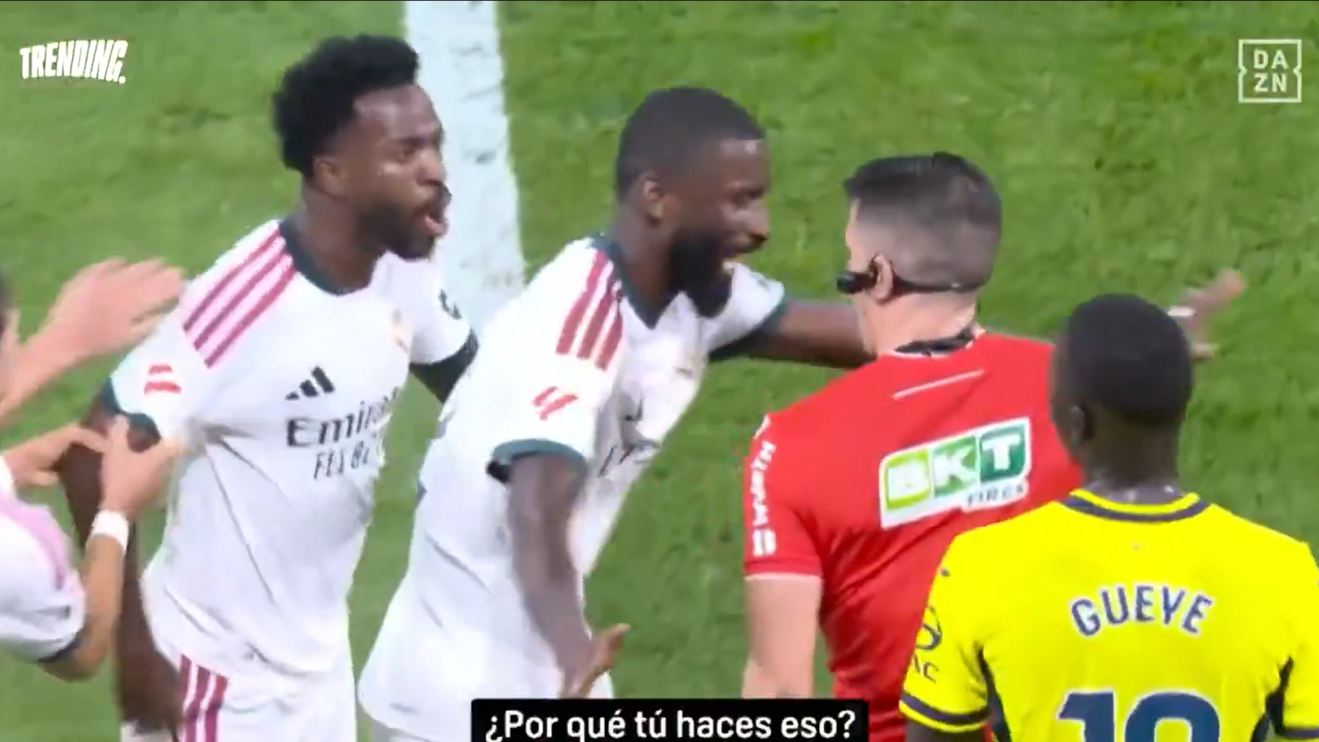 Vinícius se dirige a Díaz de Mera tras ser expulsado Vinícius se dirige a Díaz de Mera tras ser expulsado