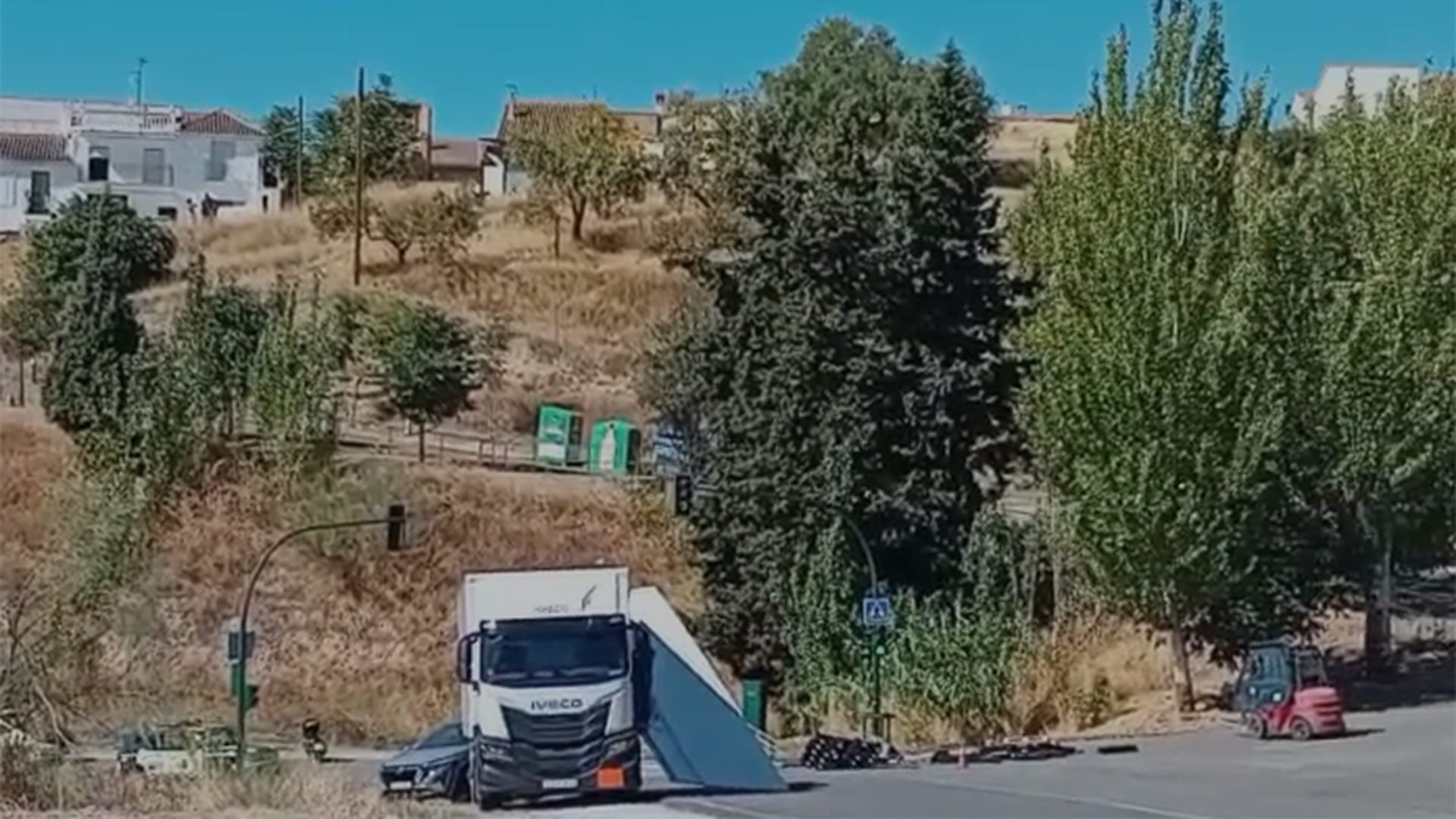 Activan el plan de emergencia por el vuelco de un camión con armas en la A-4002 en Granada Activan el plan de emergencia por el vuelco de un camión con armas en la A-4002 en Granada