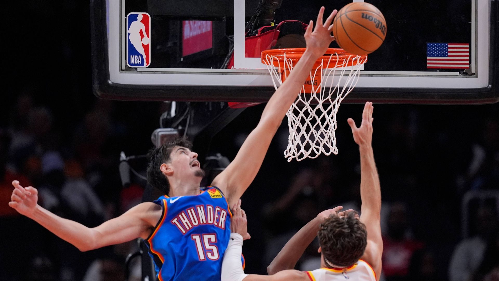 Aday Mara realiza un tapón frente a los Atlanta Hawks Aday Mara realiza un tapón frente a los Atlanta Hawks