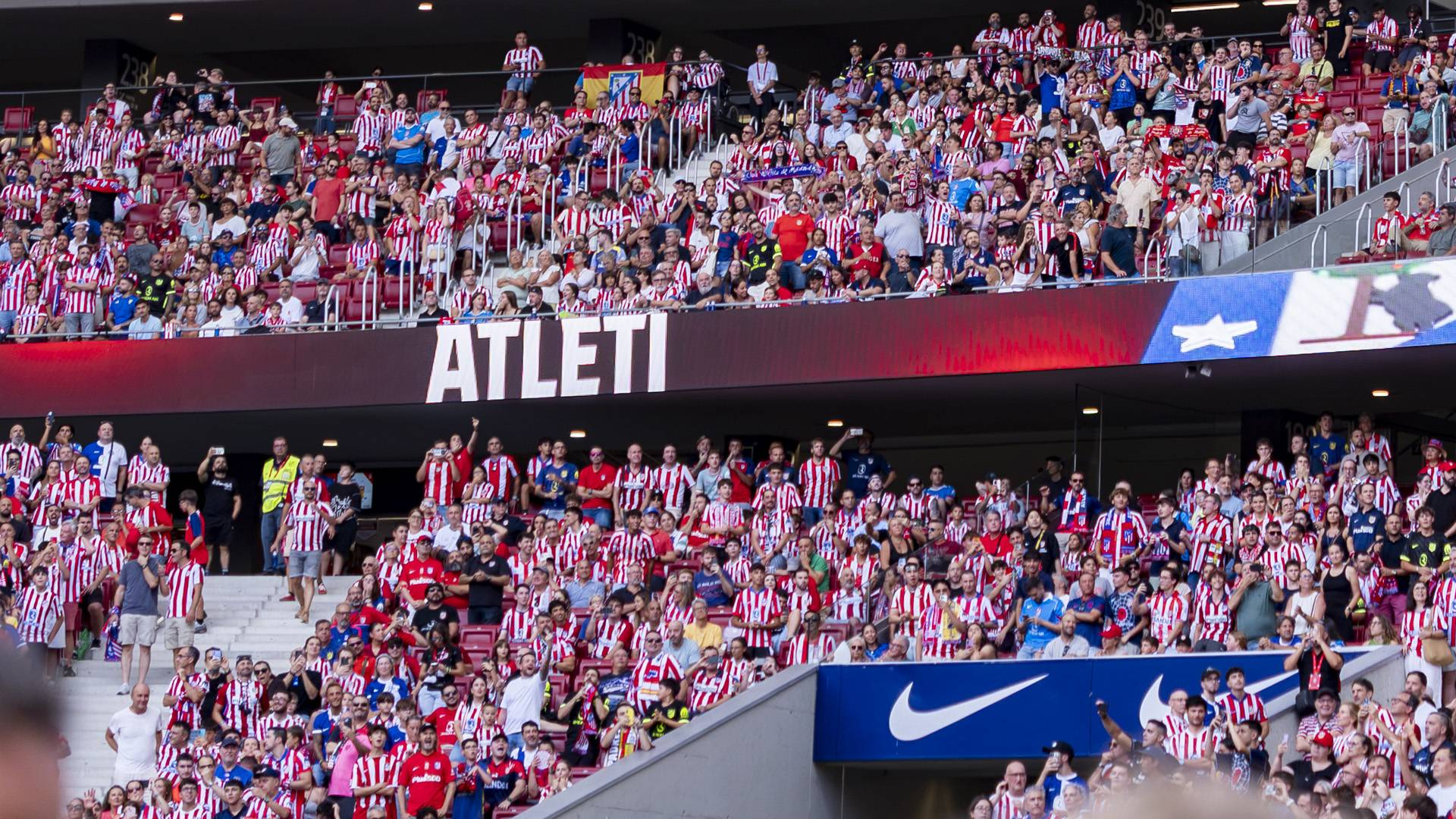 Aficionados del Atlético de Madrid, en el Metropolitano en el partido ante el Villarreal Aficionados del Atlético de Madrid, en el Metropolitano en el partido ante el Villarreal