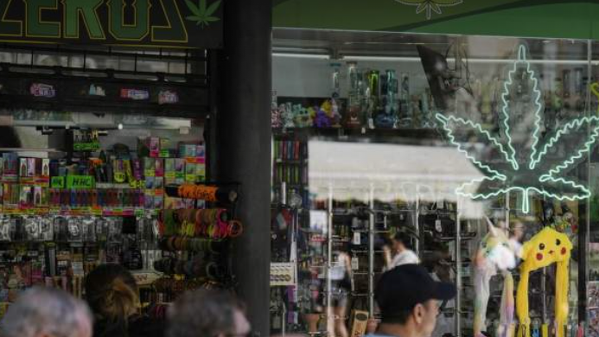 Alerta por intoxicaciones de turistas en Barcelona por gominolas y vapeos de risa Alerta por intoxicaciones de turistas en Barcelona por gominolas y vapeos de risa