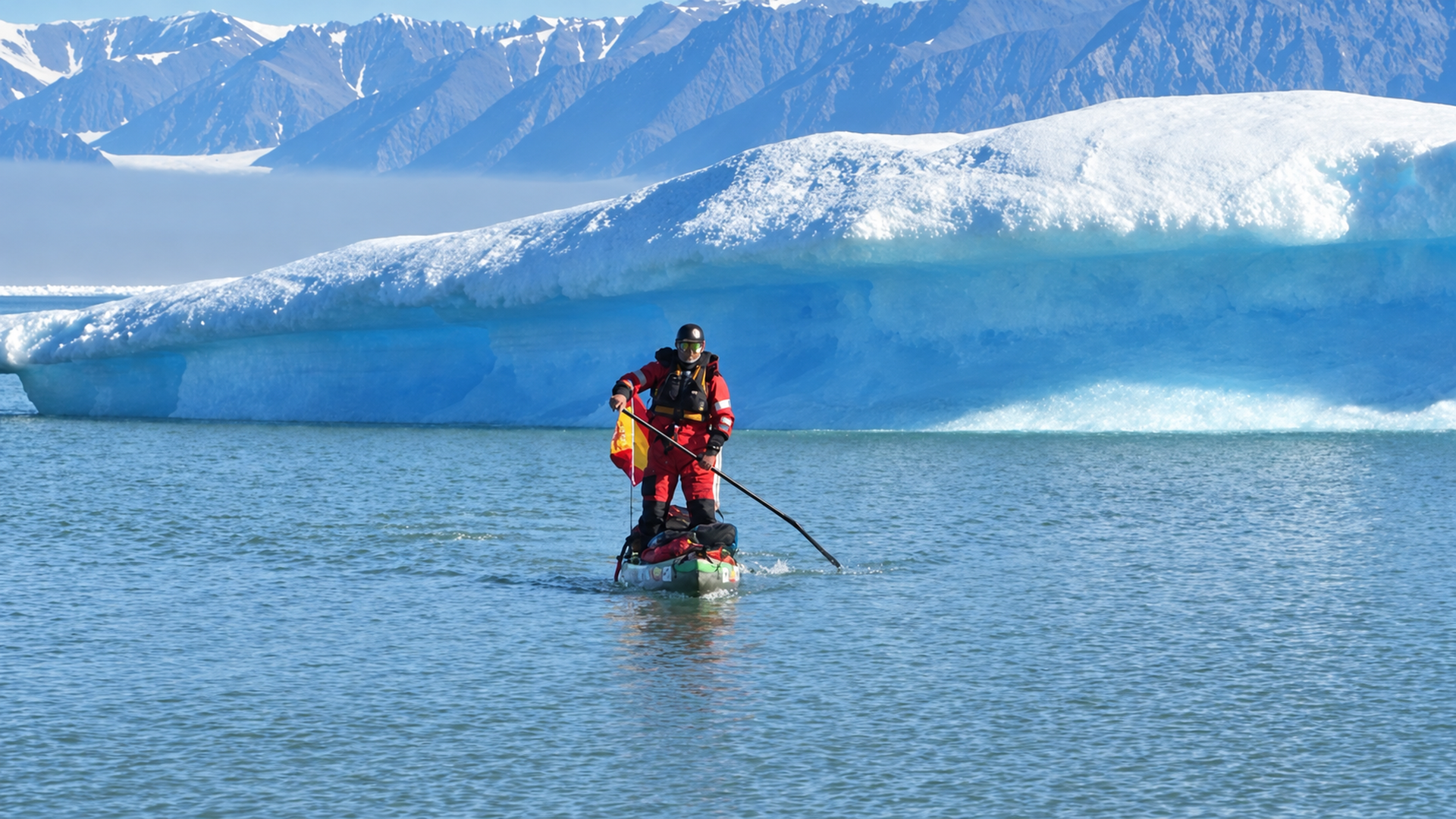 Antonio de la Rosa, remando durante su reto del Paso del Noroeste