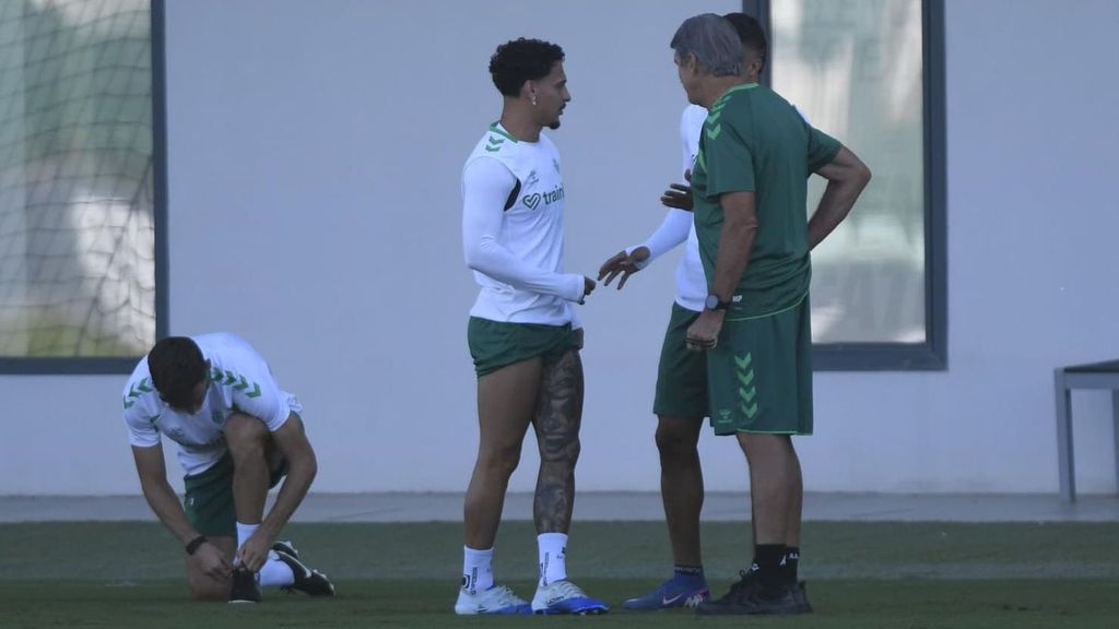 Antony entrena sin molestias y estará en el Betis - FC Porto de Champions
