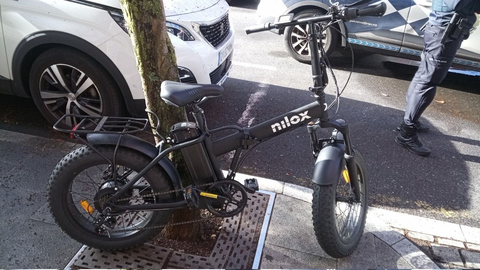 Bicicleta eléctrica atada a un árbol Bicicleta eléctrica atada a un árbol