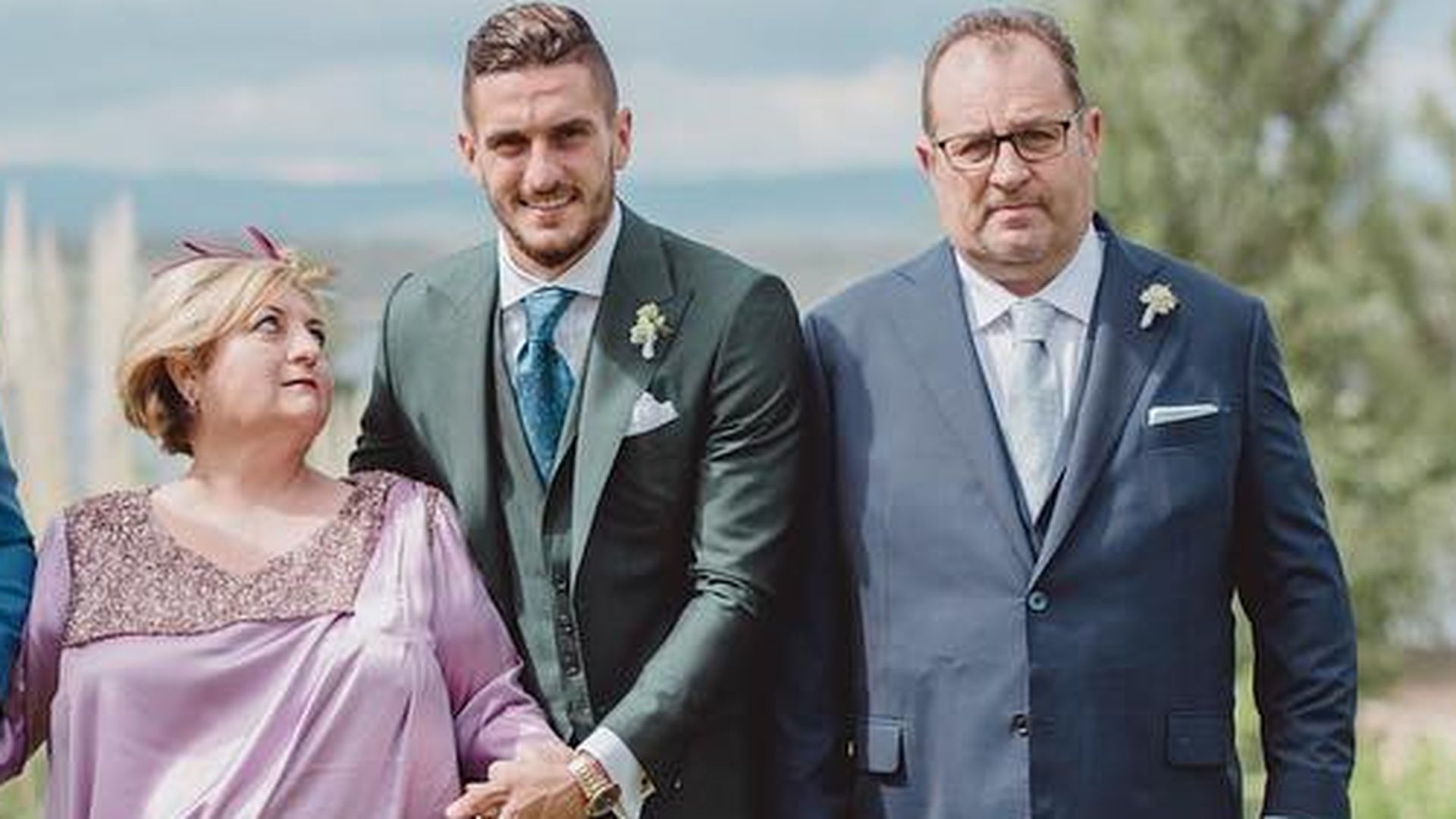Koke, junto a su madre y su padre en su boda
