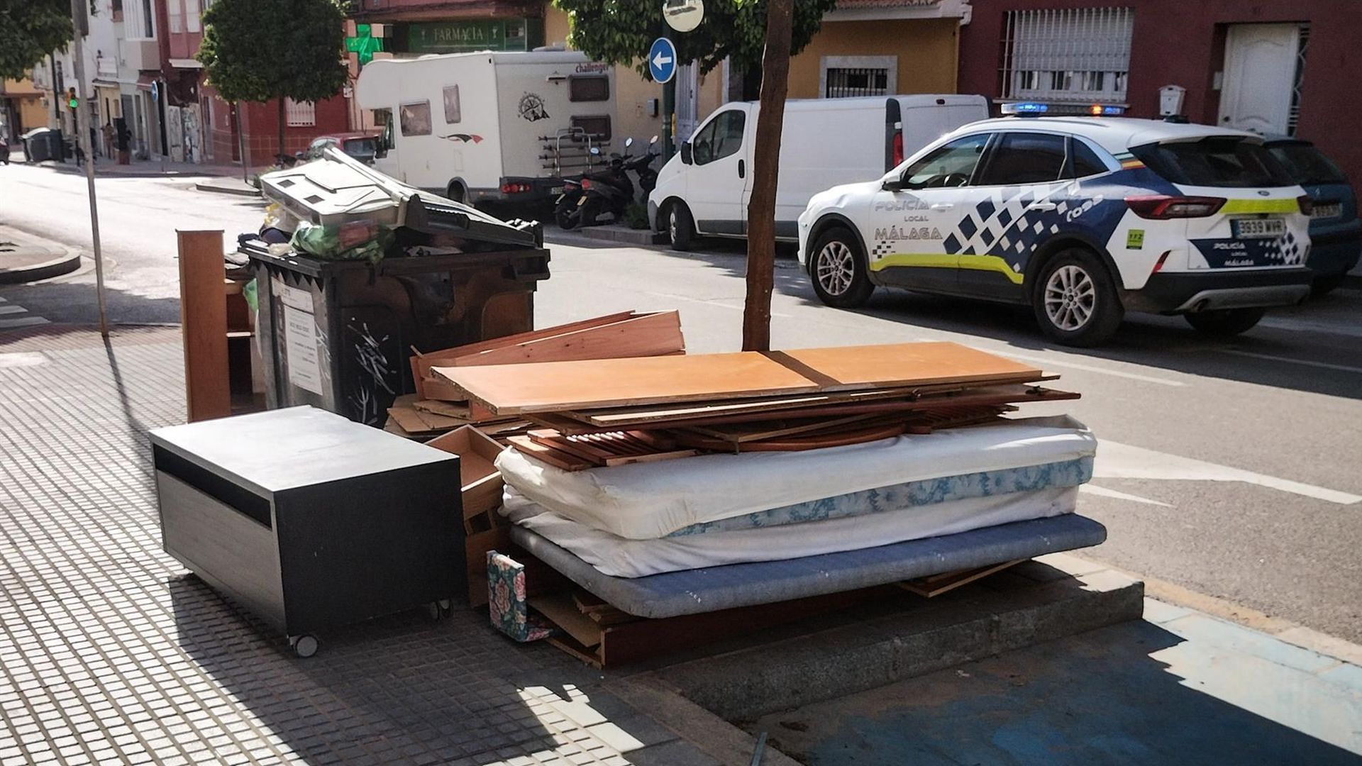 Cámaras en las calles de Órgiva, Granada, para vigilar a los vecinos que abandonan muebles en la calle: "Se va a sancionar" Cámaras en las calles de Órgiva, Granada, para vigilar a los vecinos que abandonan muebles en la calle: "Se va a sancionar"