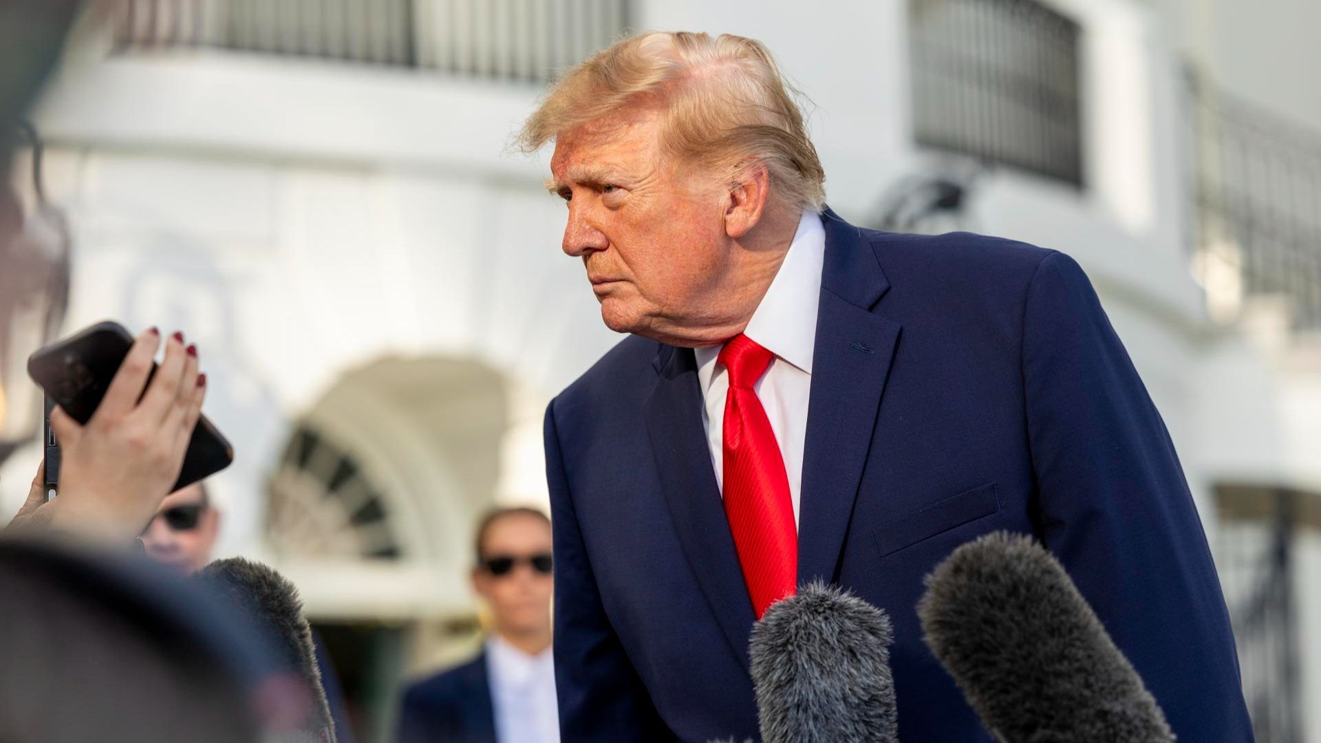 Donald Trump llama "gordo" a un manifestante expulsado a golpes de su mitin electoral en Ohio Donald Trump llama "gordo" a un manifestante expulsado a golpes de su mitin electoral en Ohio