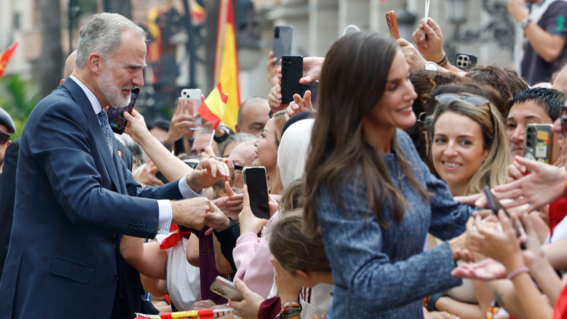 El rey Felipe VI y la reina Letizia saludan a la multitud que espera su llegada ante el Ayuntamiento de Ceuta