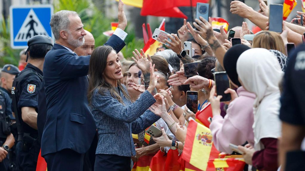 Los reyes se dan un baño de masas en Ceuta recibidos por miles de personas entre aplausos y emoción