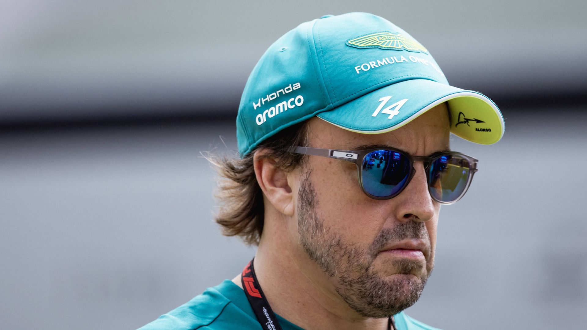 Fernando Alonso entra al paddock del Gran Premio de Singapur Fernando Alonso entra al paddock del Gran Premio de Singapur