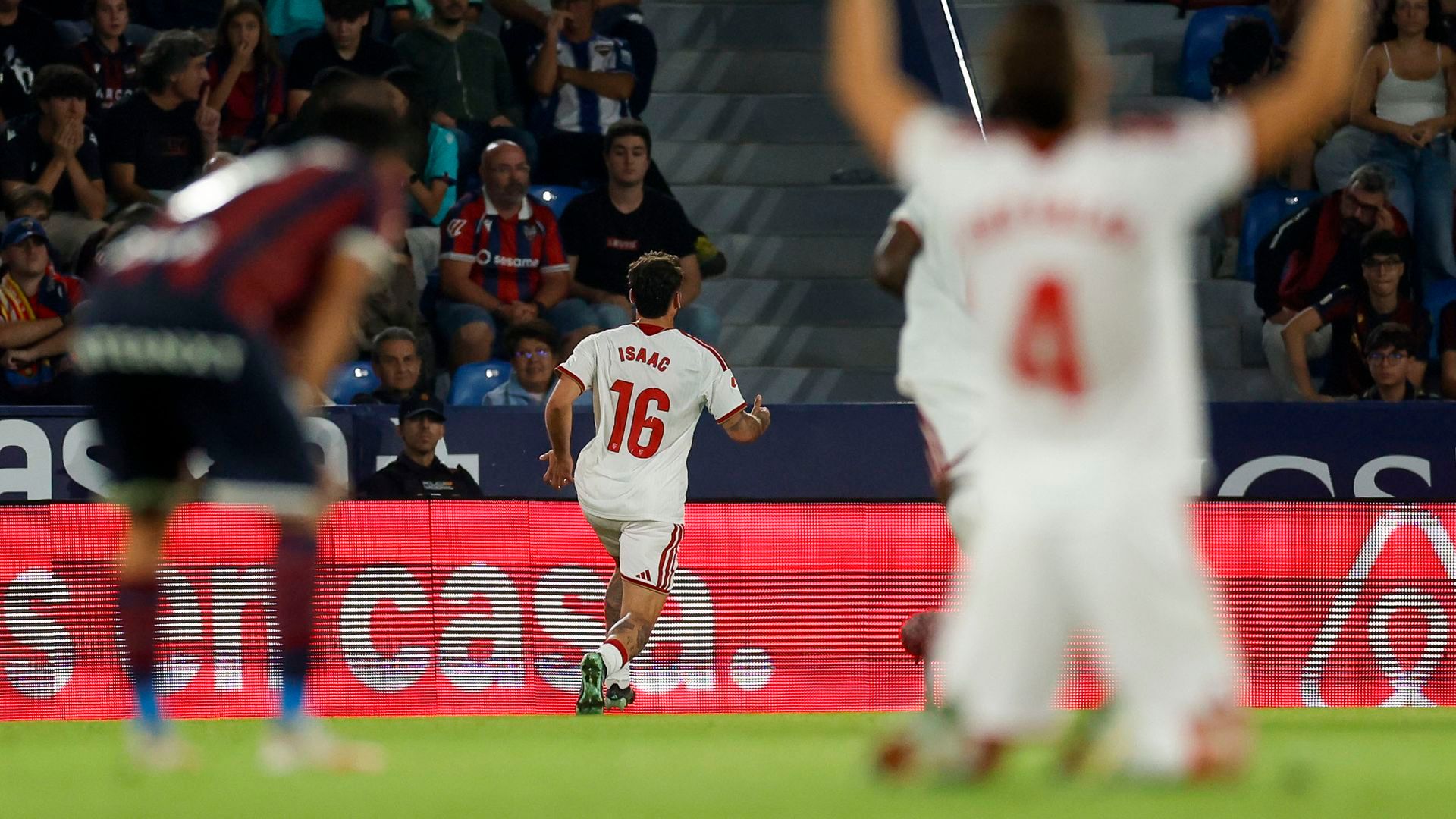 Isaac Romero celebra su gol en el Ciutat de València Isaac Romero celebra su gol en el Ciutat de València