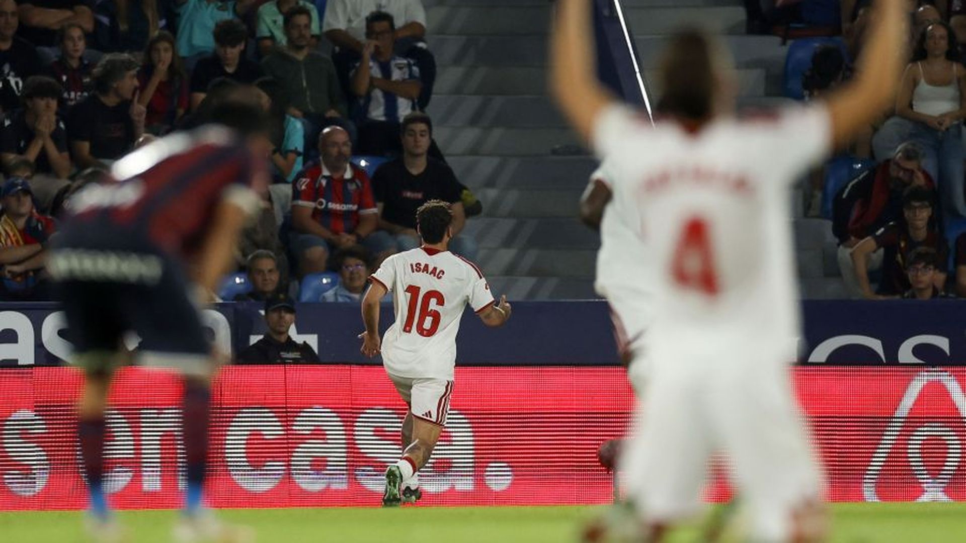 Isaac Romero celebra su gol en el Levante - Sevilla