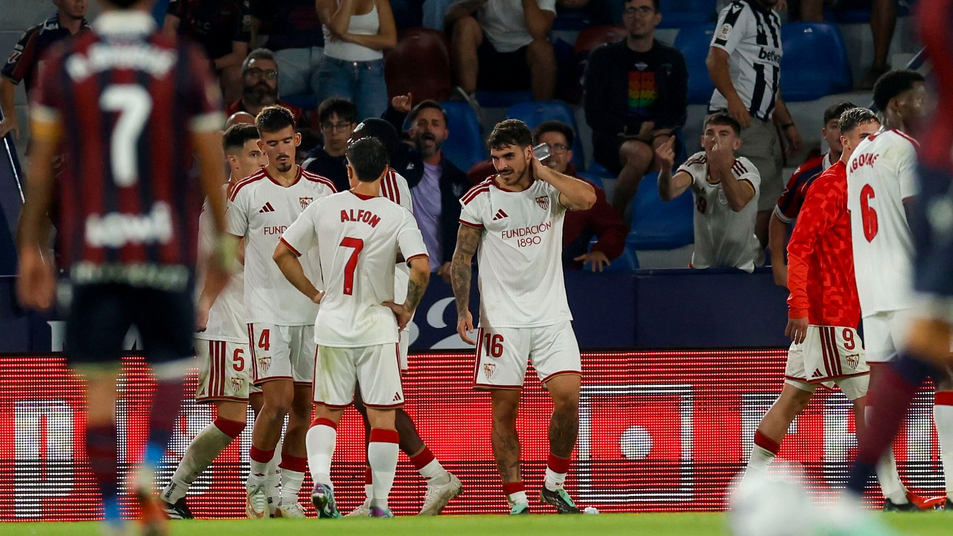 Isaac Romero sufre el lanzamiento de una botella tras anotar su gol ante el Levante Isaac Romero sufre el lanzamiento de una botella tras anotar su gol ante el Levante