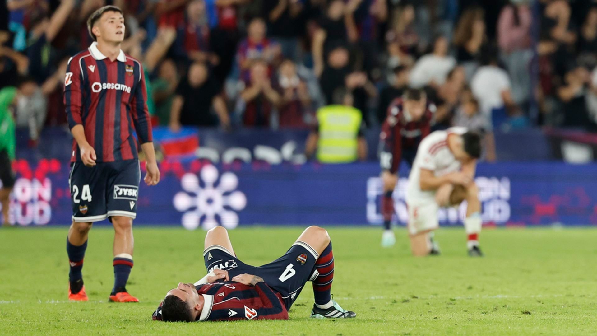 Jugadores extenuados tras el pitido final del Levante - Sevilla