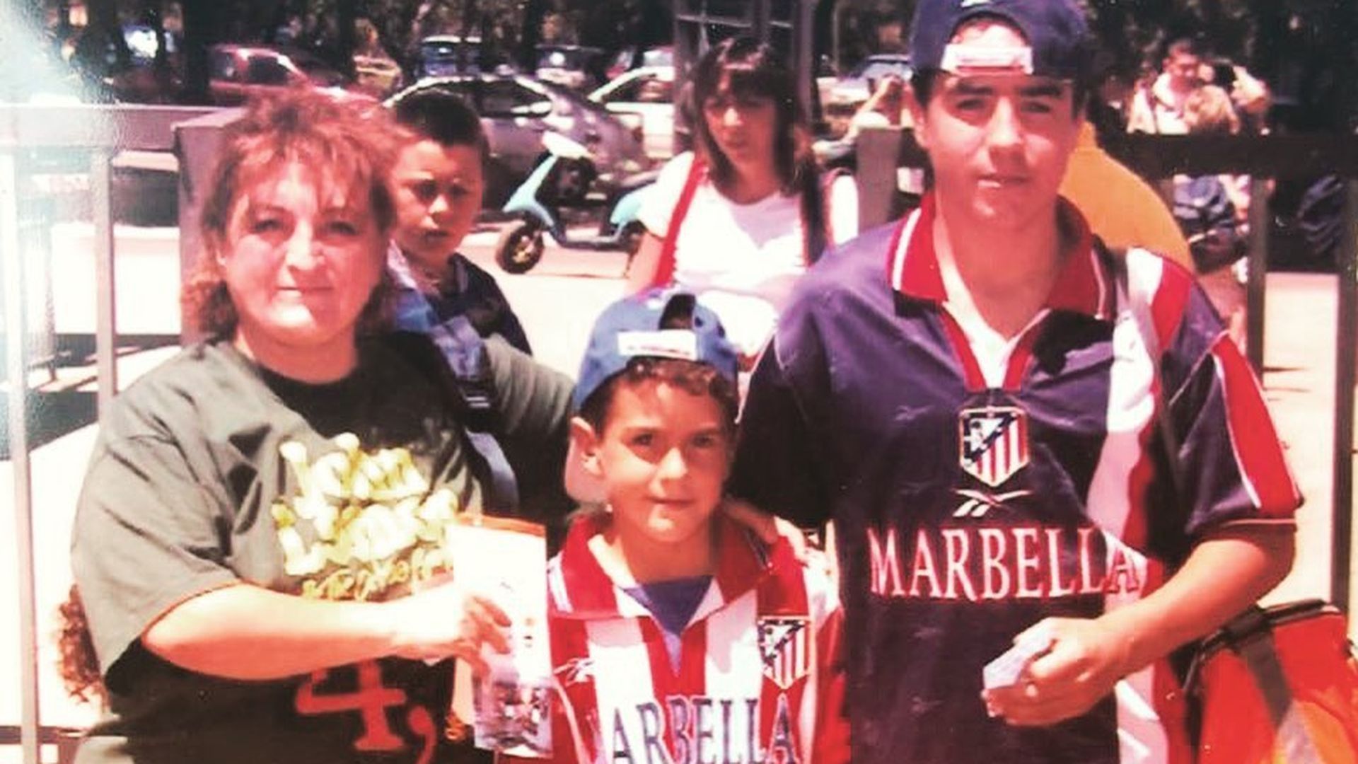 Koke, junto a su hermano y su madre durante su infancia
