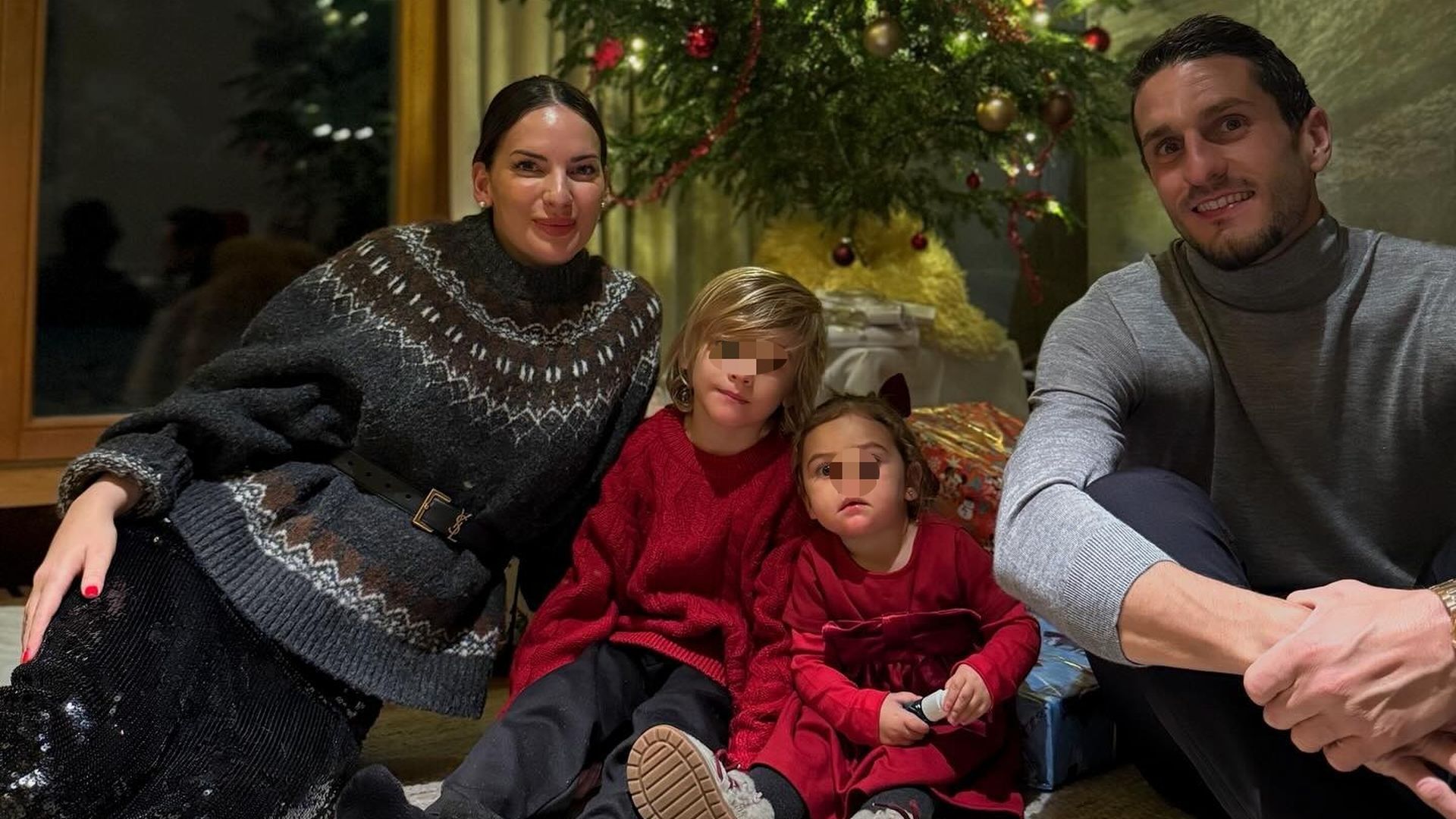 Koke Resurrección y Beatriz Espejel con sus dos hijos