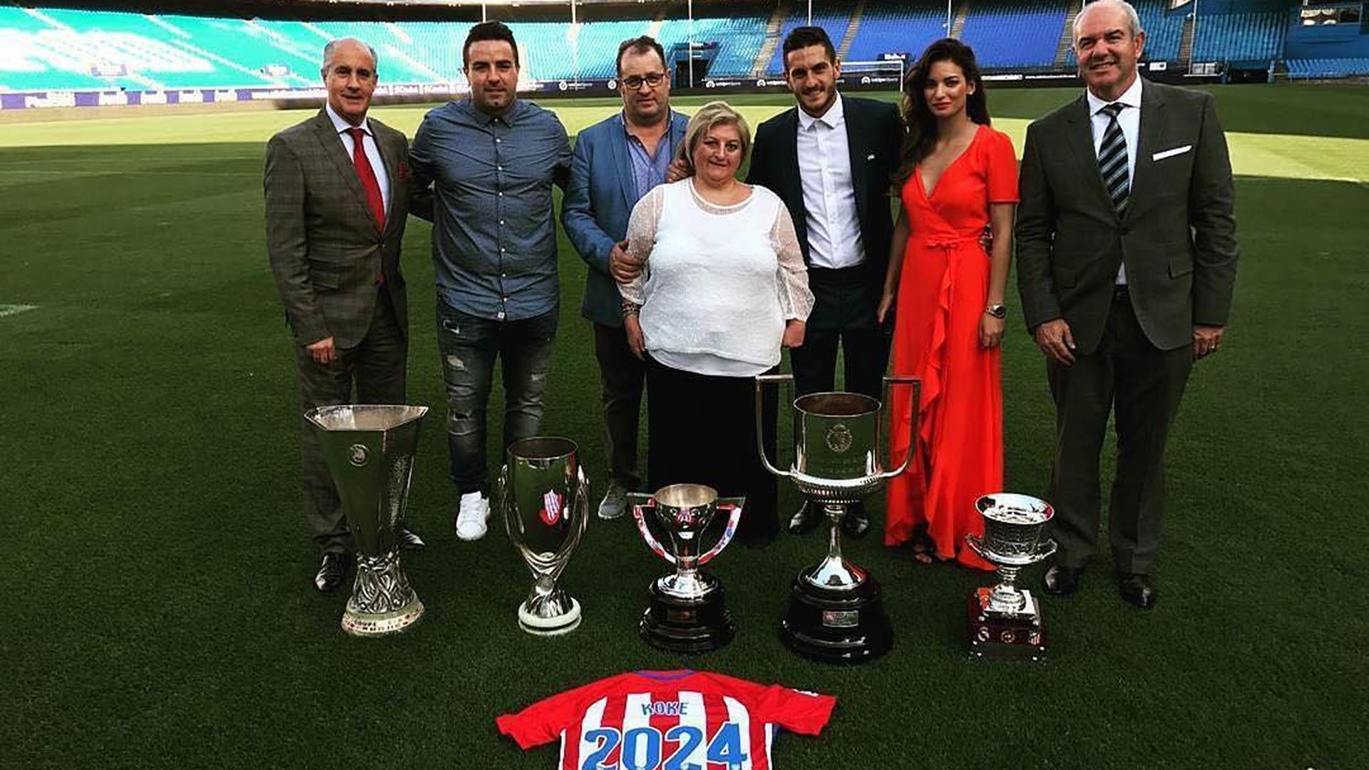 Koke, su madre y el resto de su familia en el Vicente Calderón