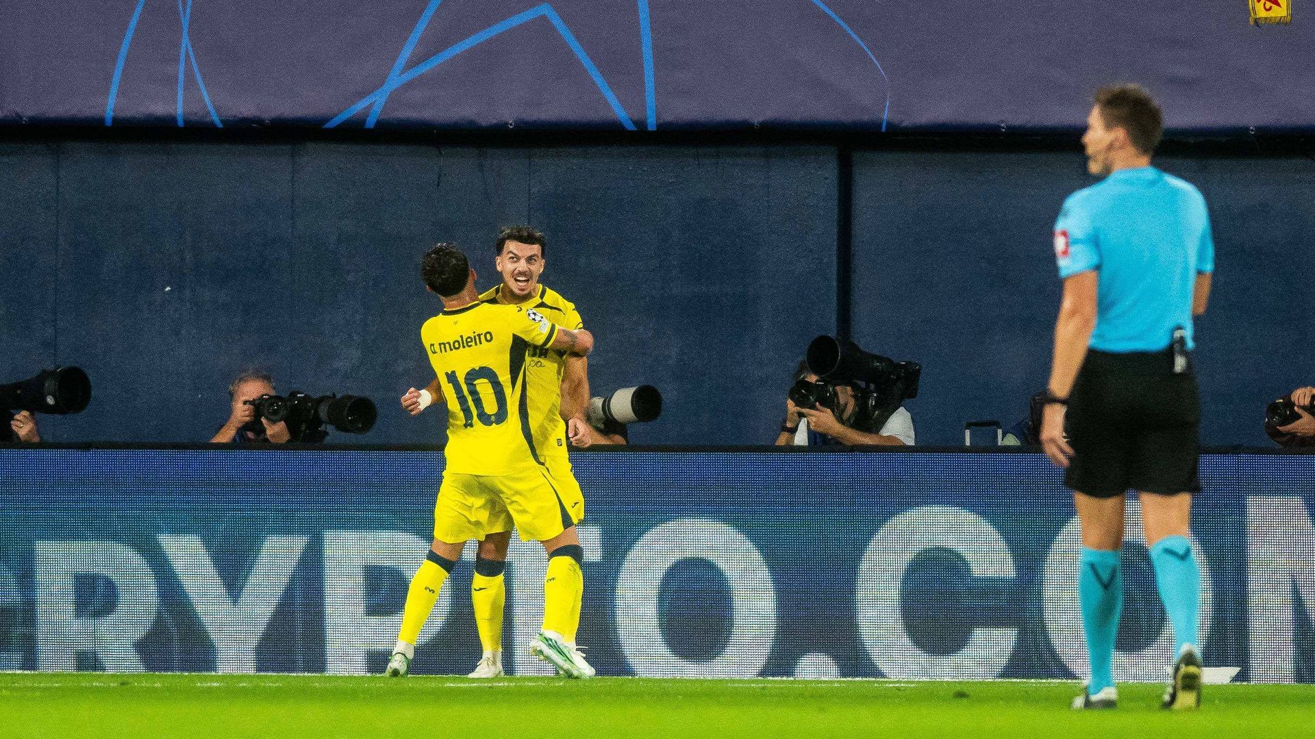 Mikautadze celebra su gol en el Villarreal - Nápoles