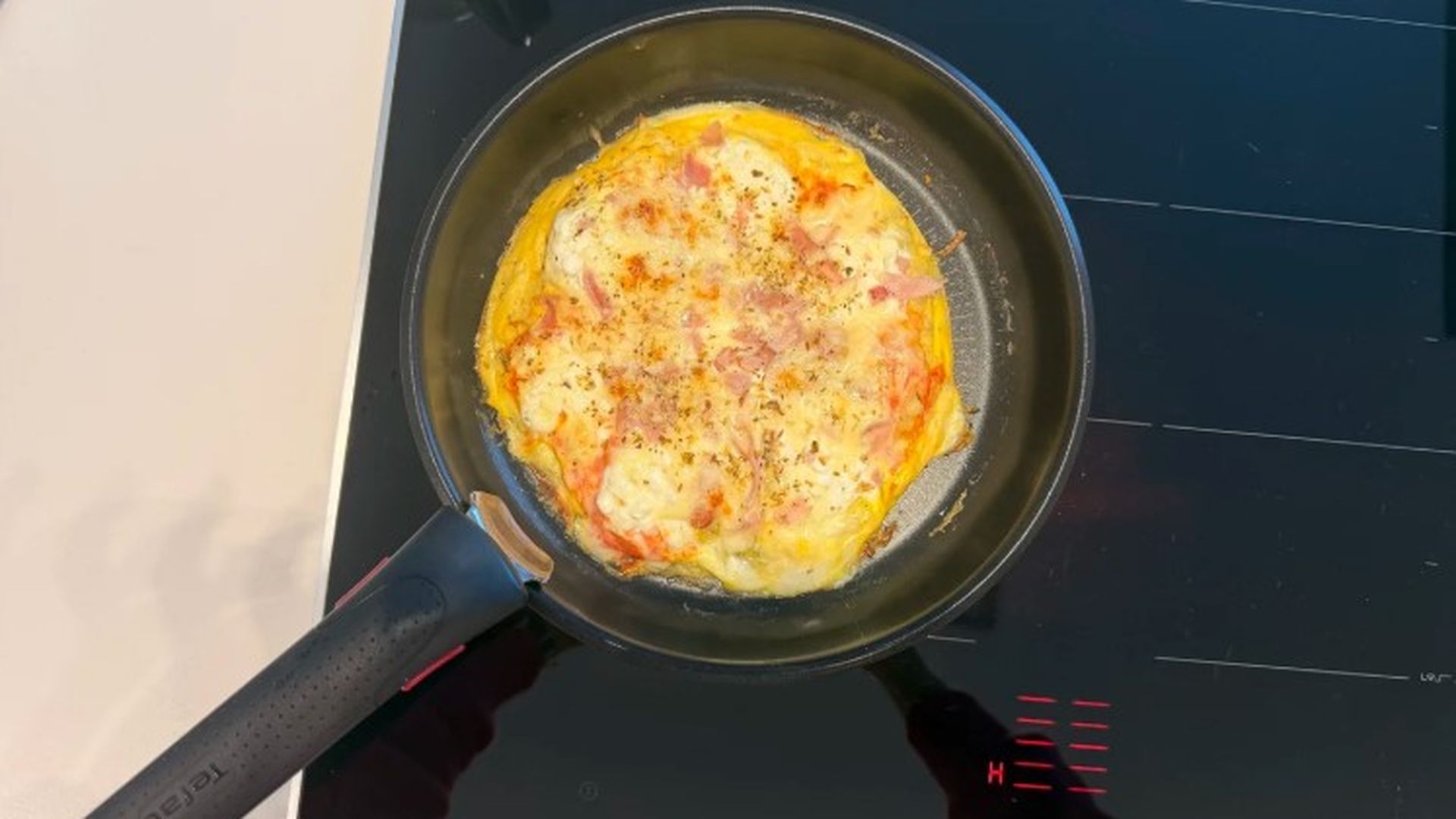 Pizza proteica con papel de arroz en la sartén de casa