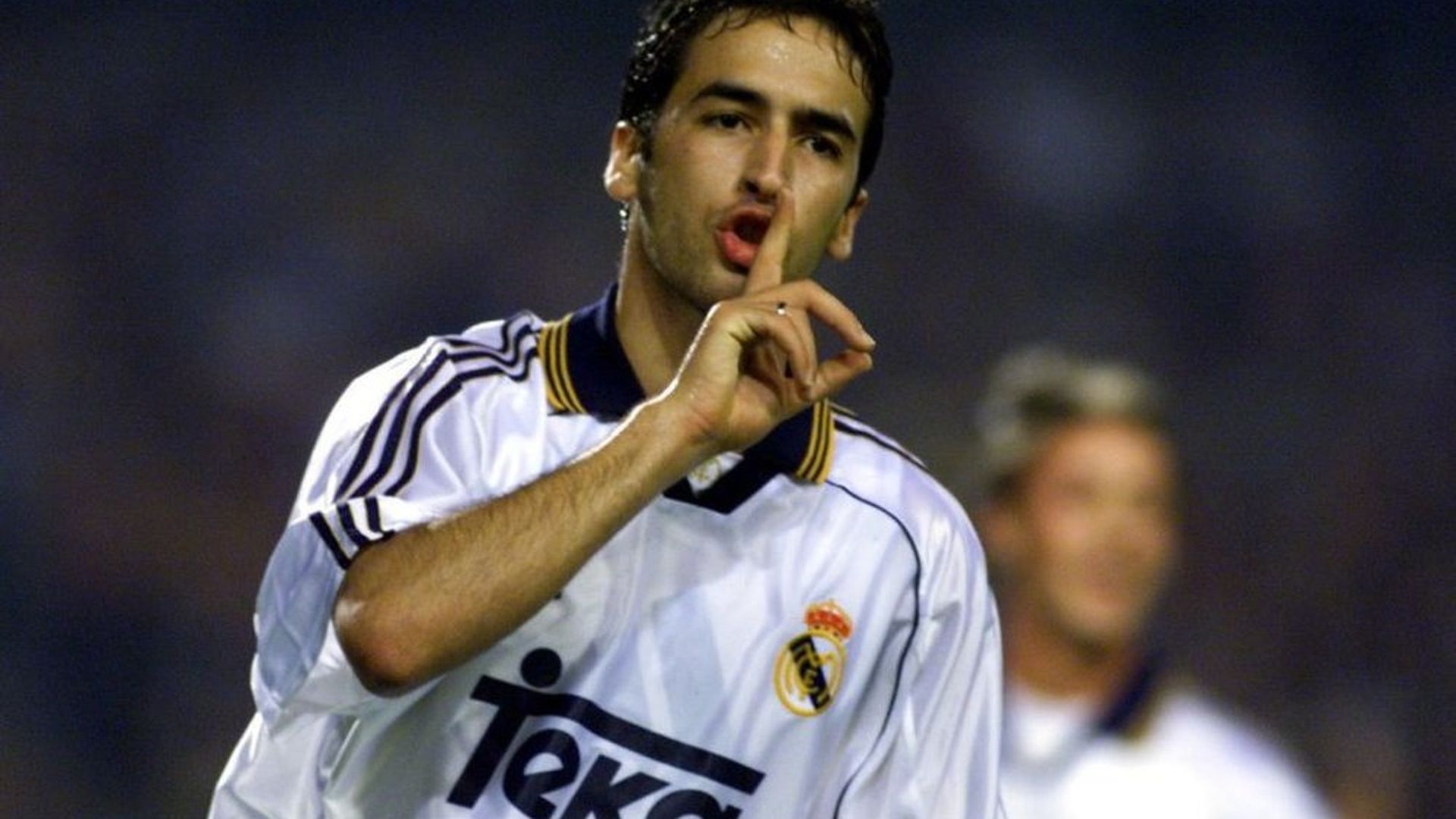 Raúl mandó callar al Camp Nou en 1999