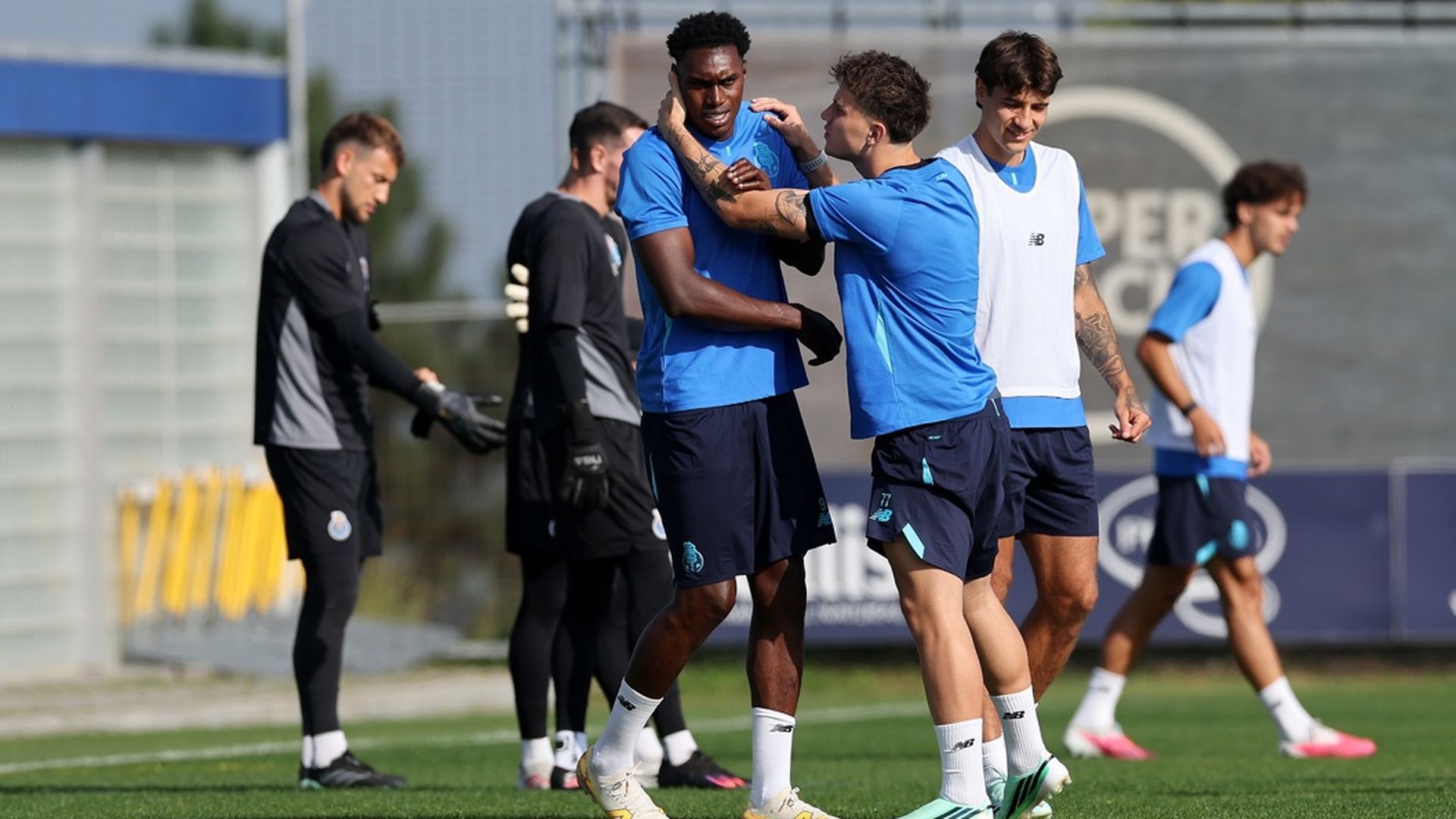 Samu Aghehowa, entrenando en Portugal en la víspera del Betis - Porto FC