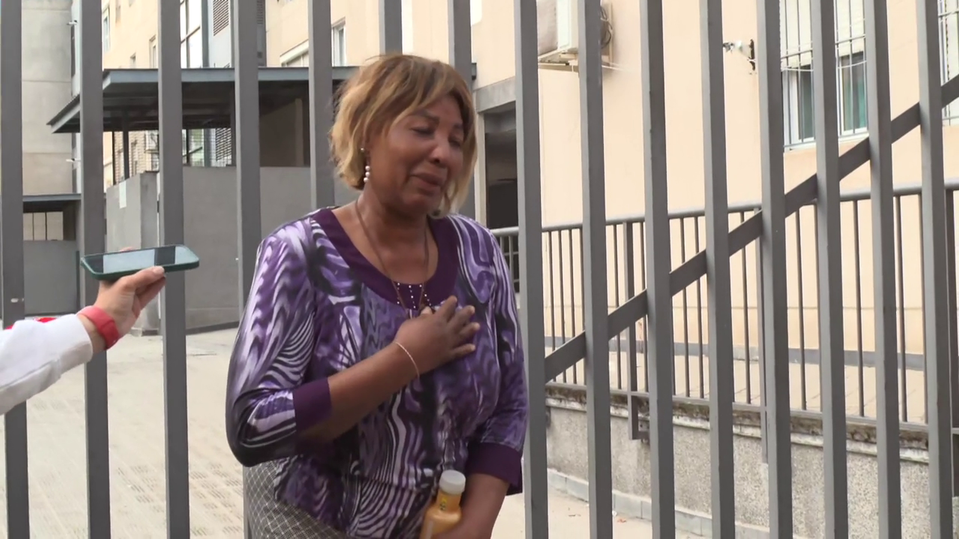 Josefina, de 62 años, rompe a llorar tras paralizarse su desahucio en Leganés, Madrid: “No puedo más con este sufrimiento”