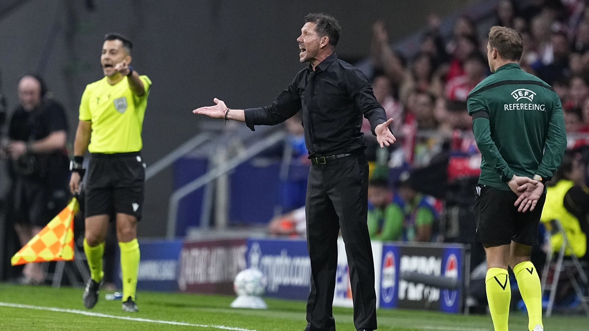 Simeone da indicaciones durante el Atlético de Madrid-Manchester United