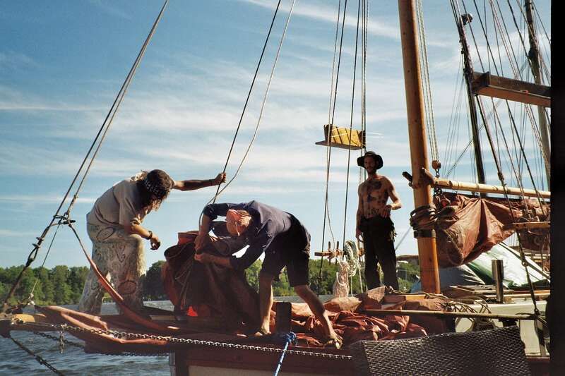 Trabajando en la restauración del barco