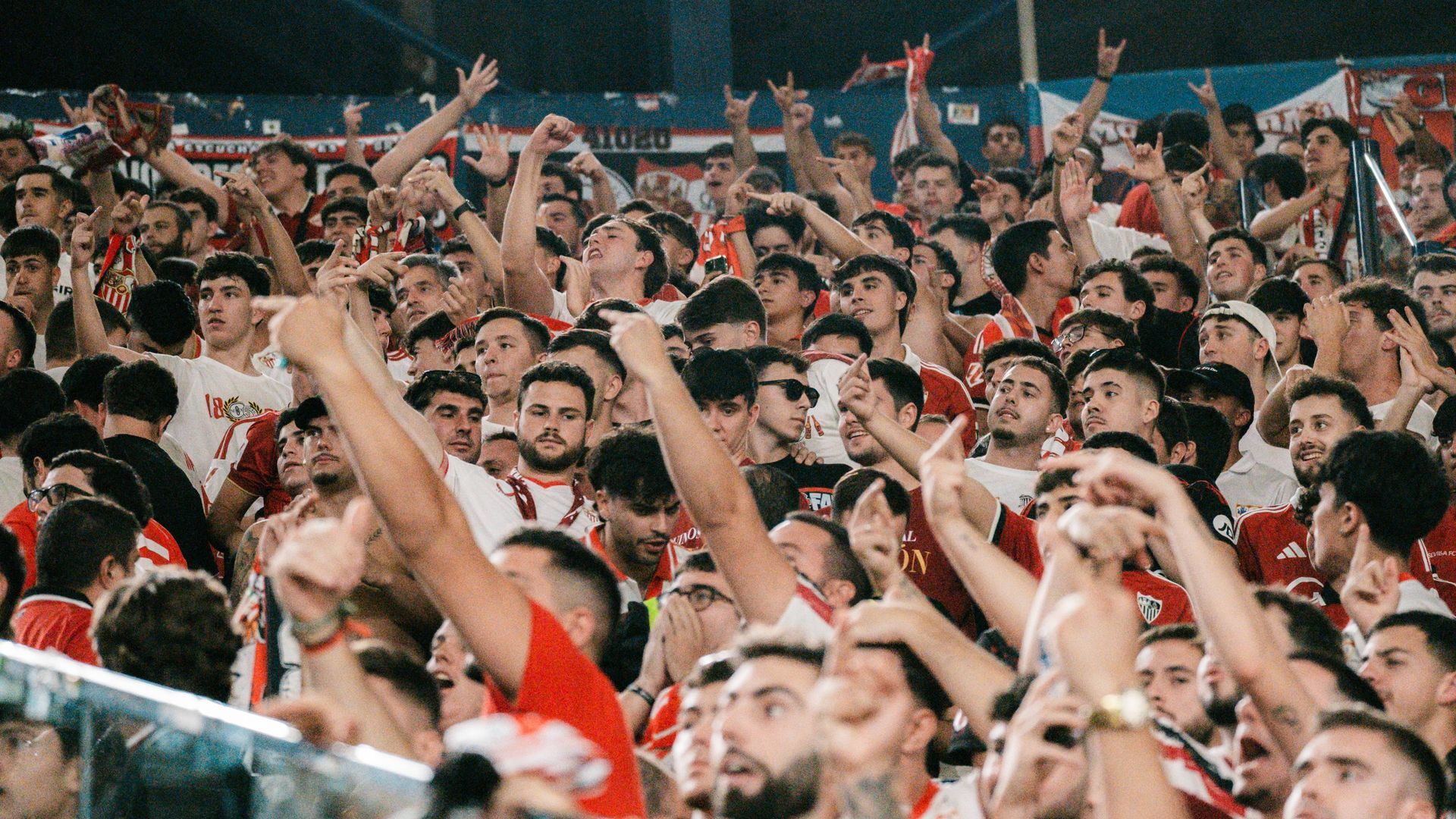 Aficionados del Sevilla FC en el Ciutat de València