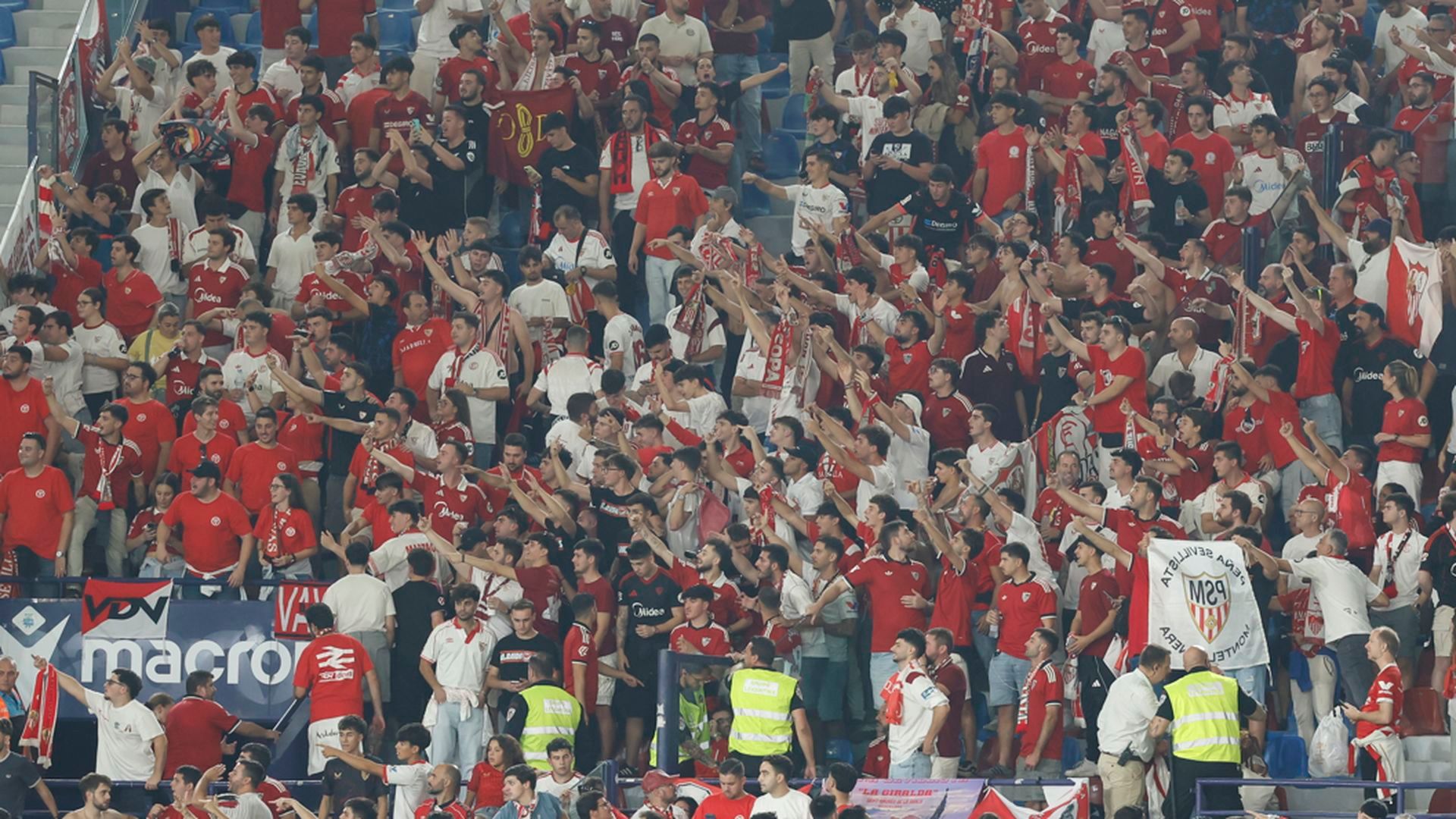 Aficionados del Sevilla FC en el Ciutat de València Aficionados del Sevilla FC en el Ciutat de València