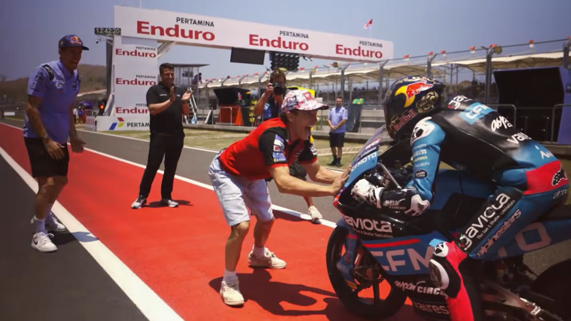 Álex y Marc Márquez, con Máximo Quiles