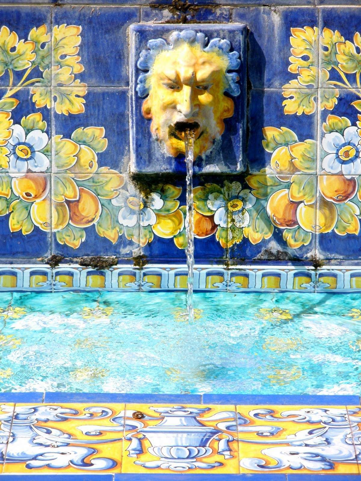 Azulejería típica de Talavera, en los jardines del Prado