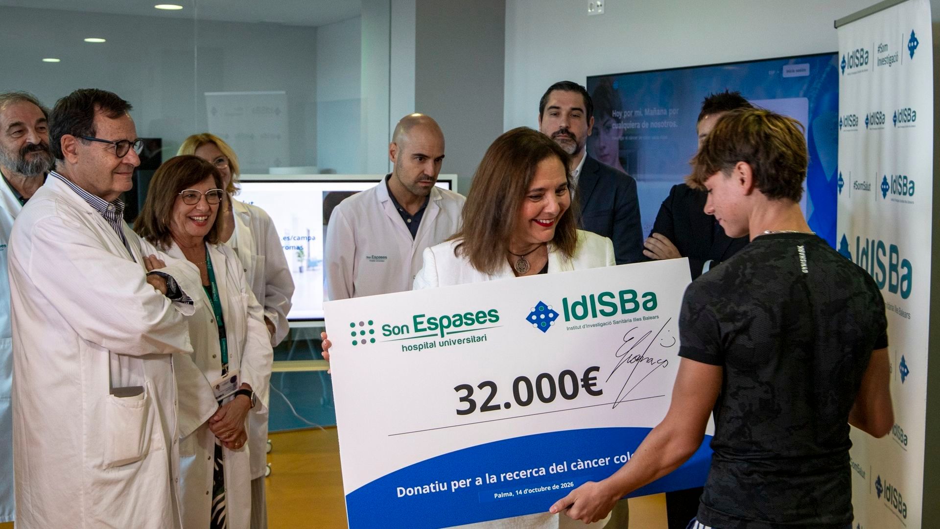 David Triay dona 32.000 euros a la investigación del cáncer de colon David Triay dona 32.000 euros a la investigación del cáncer de colon