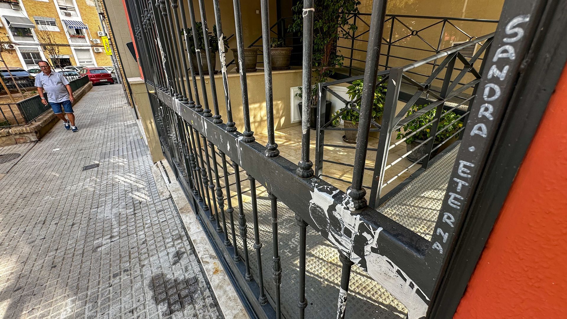 El altar improvisado en memoria de Sandra Peña, la joven sevillana de 14 años que se quitó la vida tras sufrir acoso escolar, ha sido retirado después de que volviera a ser vandalizado