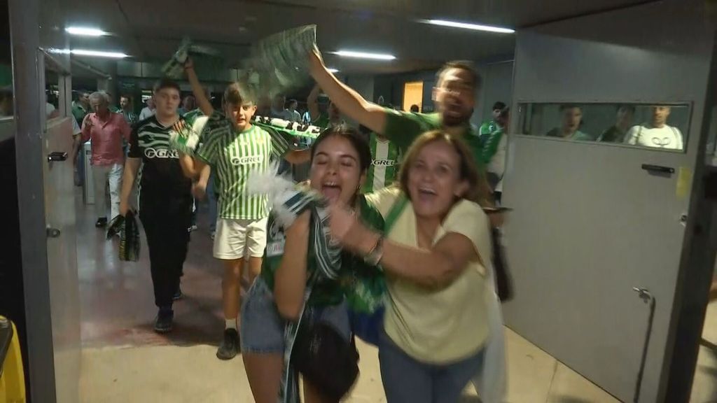 El beticismo, exultante tras la victoria en el Betis - Oporto
