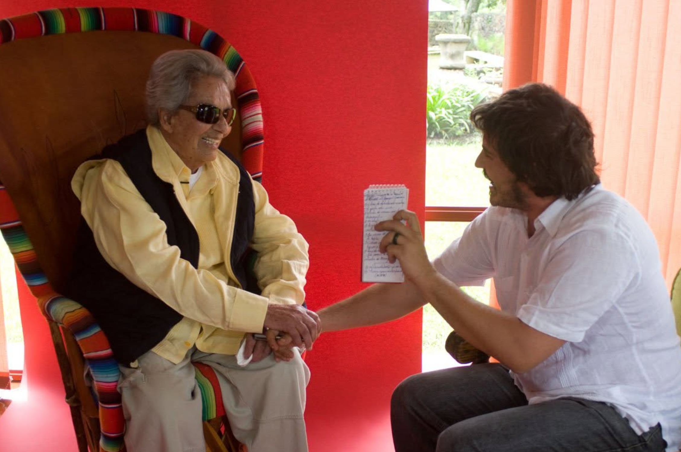 El corresponsal Jacobo García, junto a Chavela Vargas