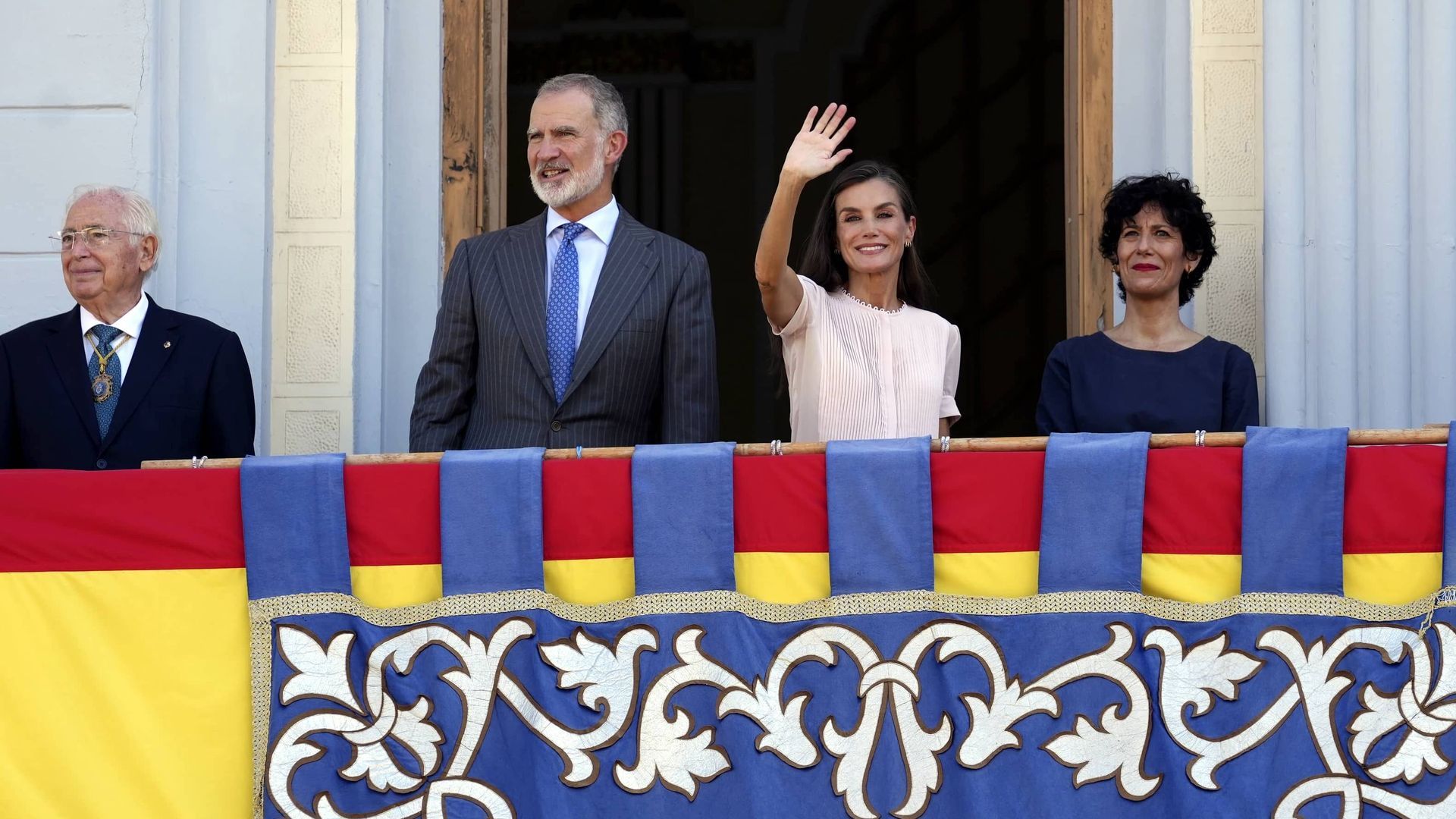 El gesto de la reina Letizia al recibir un regalo en Melilla que ha hecho reír al personal de seguridad