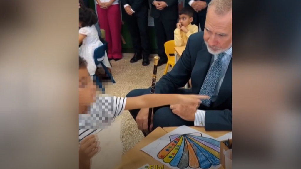 La divertida conversación del rey Felipe VI con un niño: el pequeño le confiesa que le gusta su compañera de clase