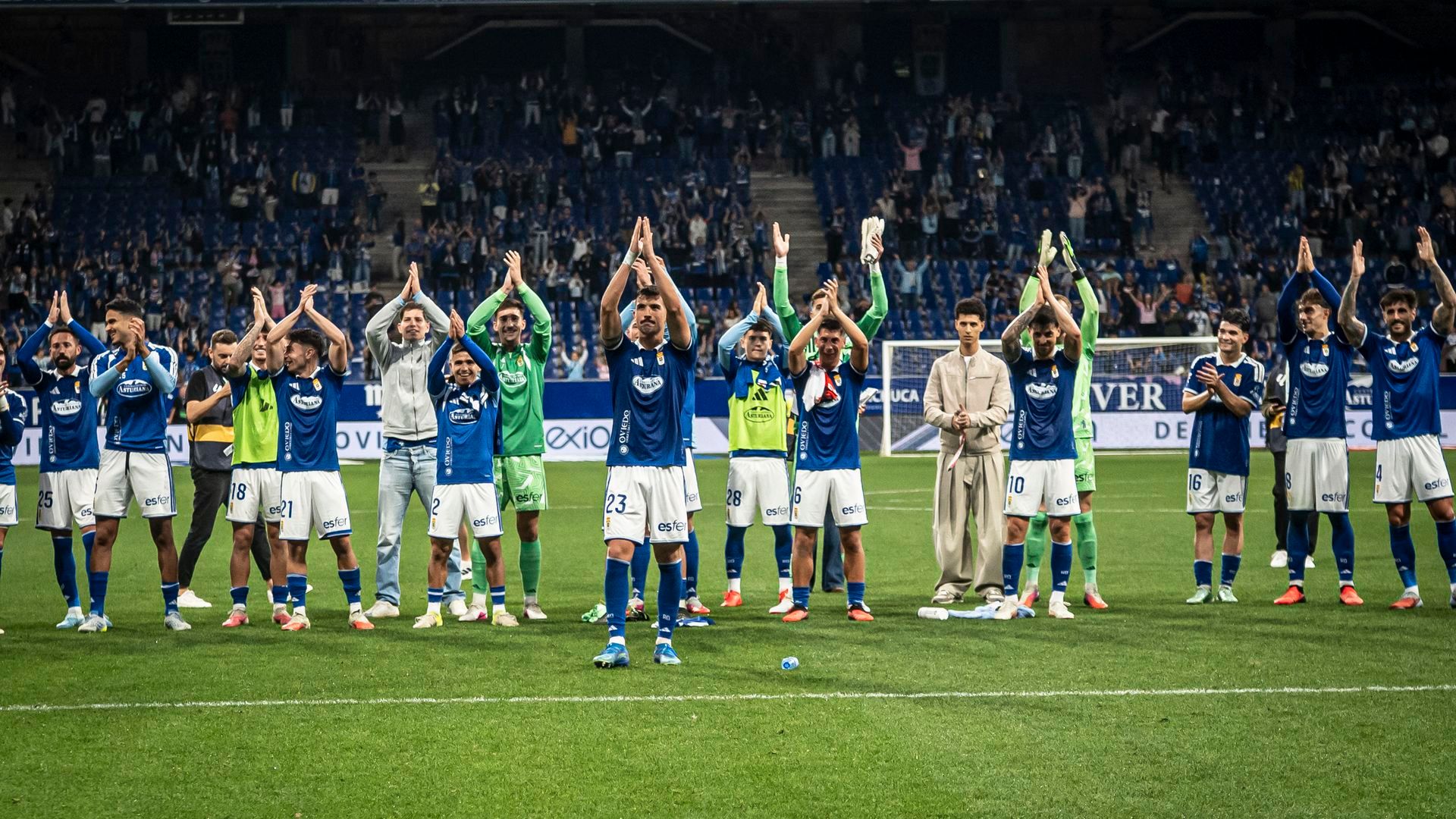 El Real Oviedo celebra su última victoria El Real Oviedo celebra su última victoria
