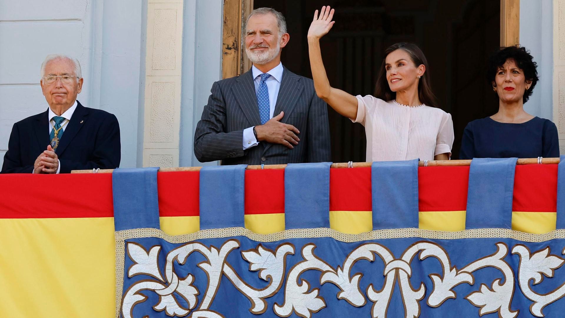 El rey Felipe VI y la reina Letizia junto al presidente de Melilla, Juan José Imbroda y la ministra de Inclusión y Migraciones, Elma Saiz saludan a los ciudadanos de Melilla este miércoles