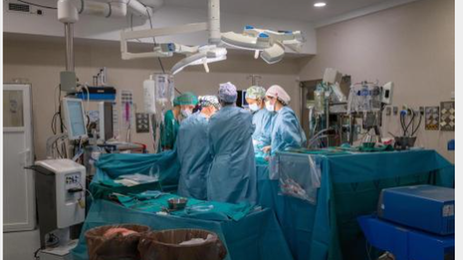 Extirpan tumor gigante cerca del corazón en el Hospital Regional Universitario de Málaga Extirpan tumor gigante cerca del corazón en el Hospital Regional Universitario de Málaga