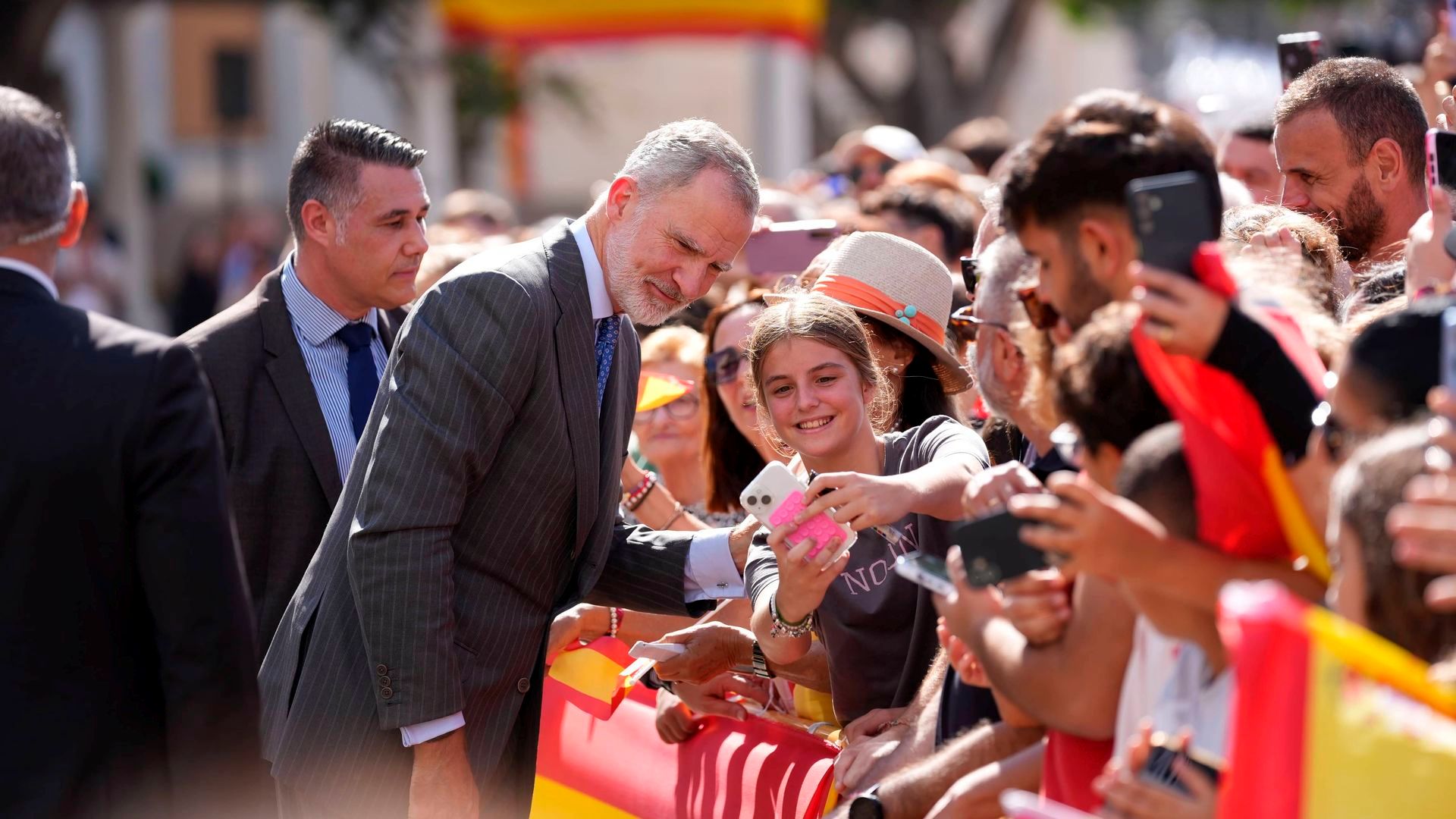 Felipe y Letizia se han dado un baño de masas en Melilla, recibiendo aplausos, regalos y sacándose fotos con los ciudadanos