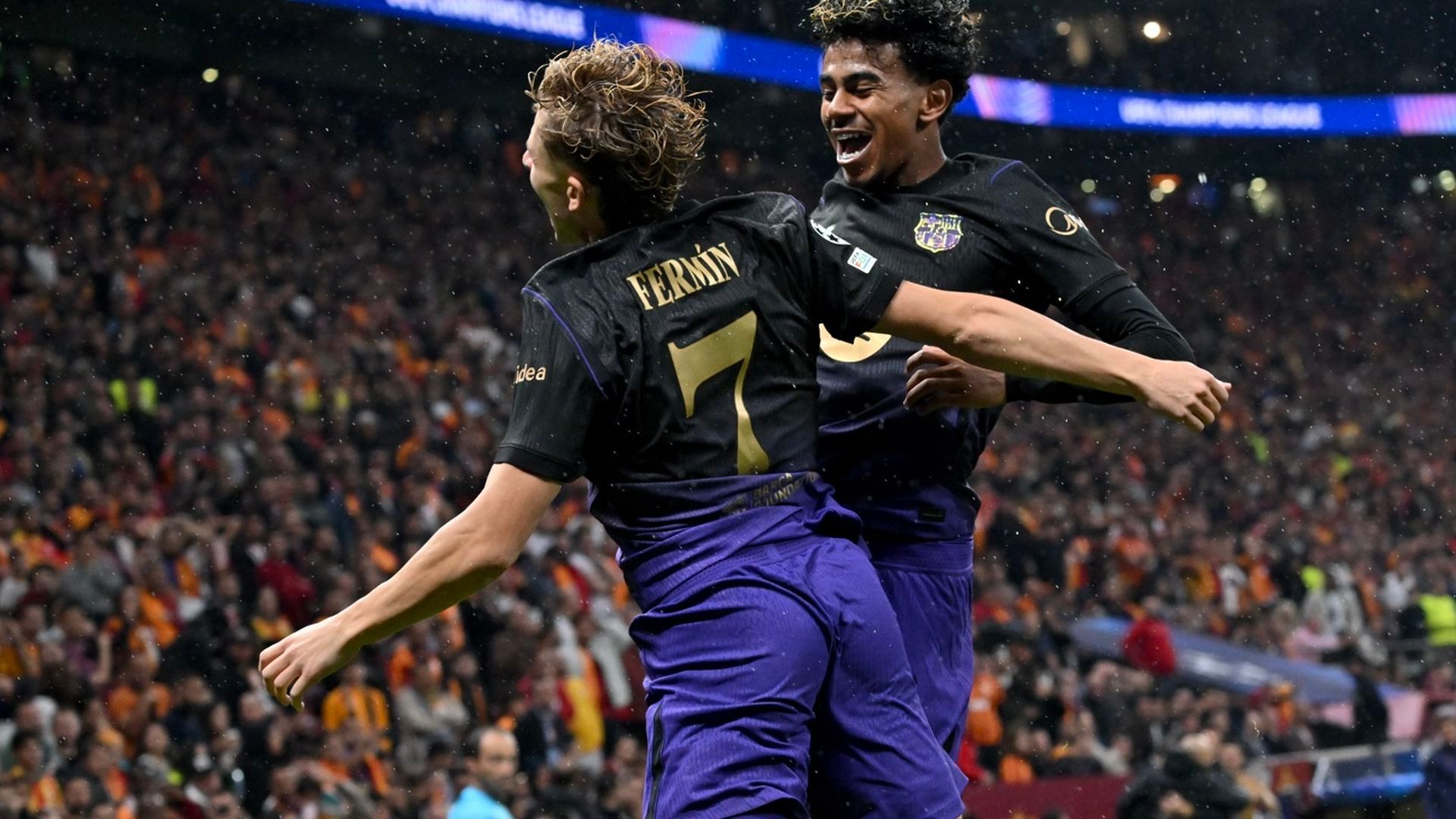 Fermín y Lamine Yamal celebran el 1-2 al Galatasaray Fermín y Lamine Yamal celebran el 1-2 al Galatasaray