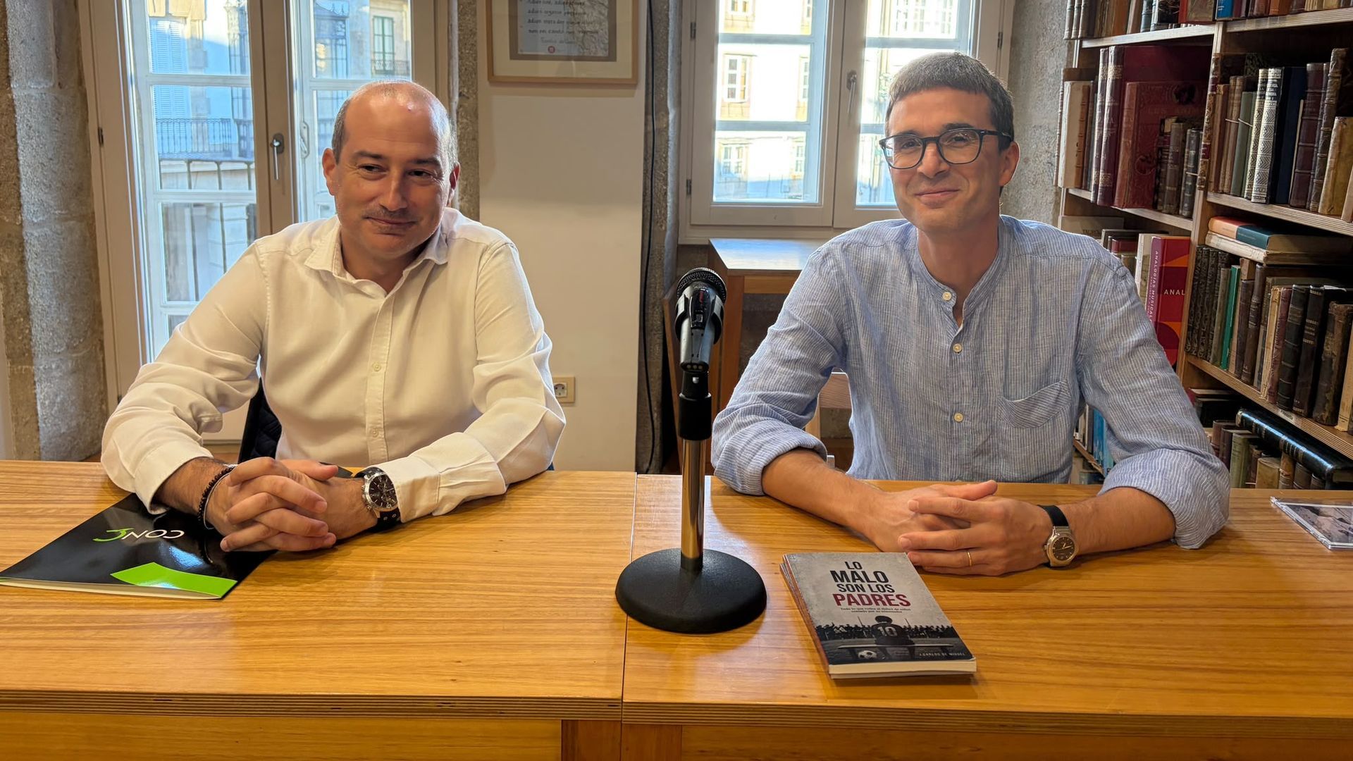 Fernando Rodríguez de la Torre (a la izquierda) fue el encargado de presentar el acto en la librería Couceiro de Santiago