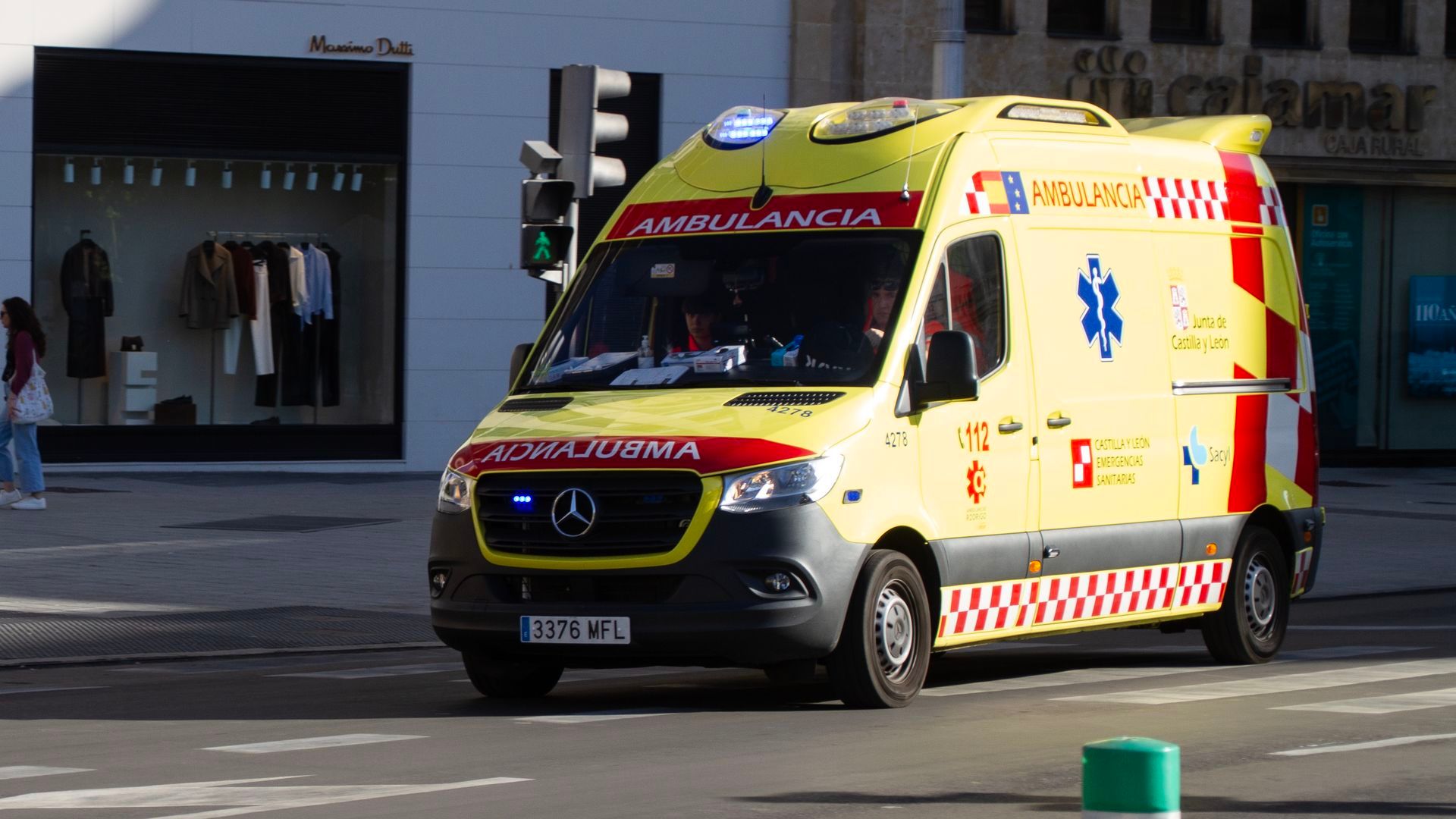 Imagen de archivo de una ambulancia en Valladolid Imagen de archivo de una ambulancia en Valladolid