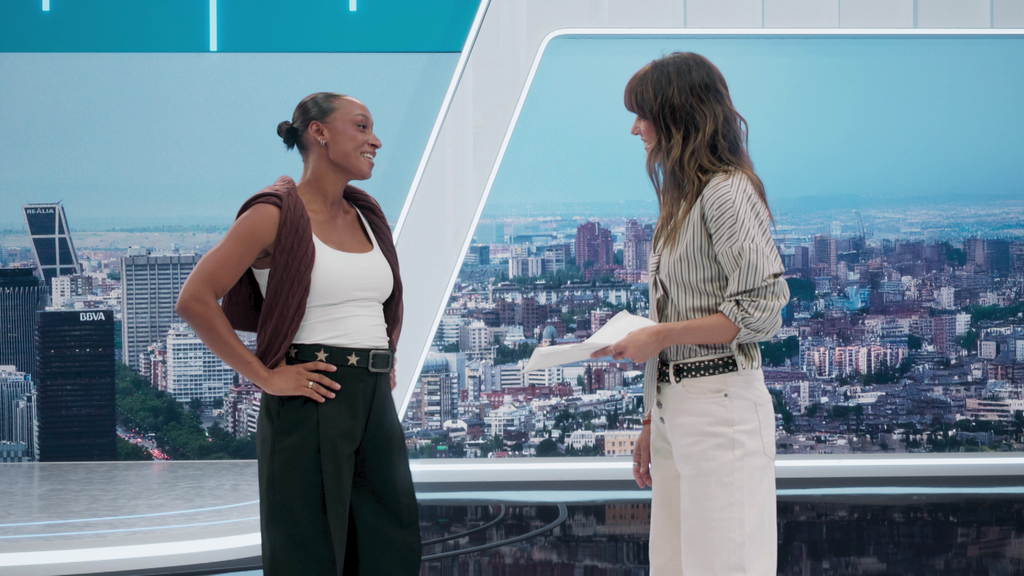 Ana Peleteiro sorprende a Isabel Jiménez en el plató de informativos para entregarle un regalo