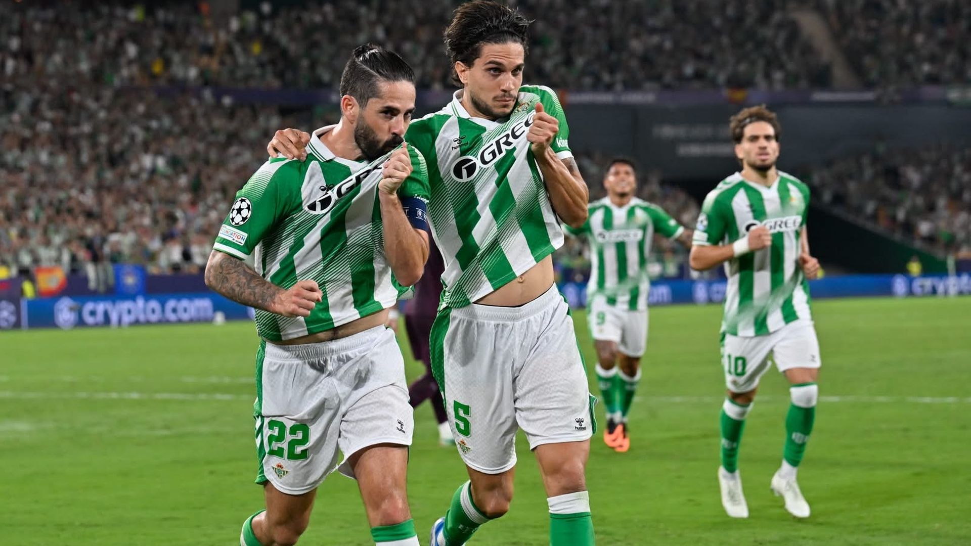Isco y Bartra celebran el último gol al Oporto Isco y Bartra celebran el último gol al Oporto