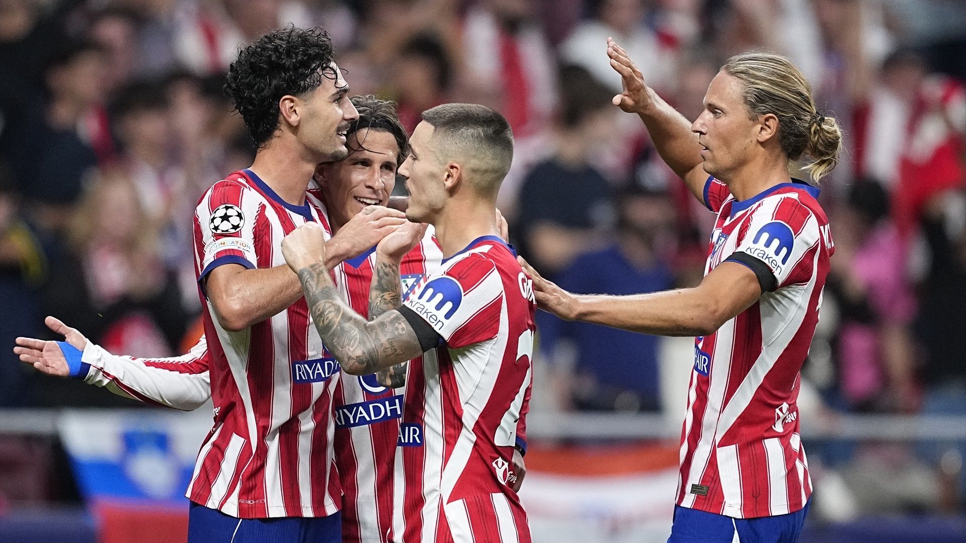 Johnny Cardoso celebra con sus compañeros