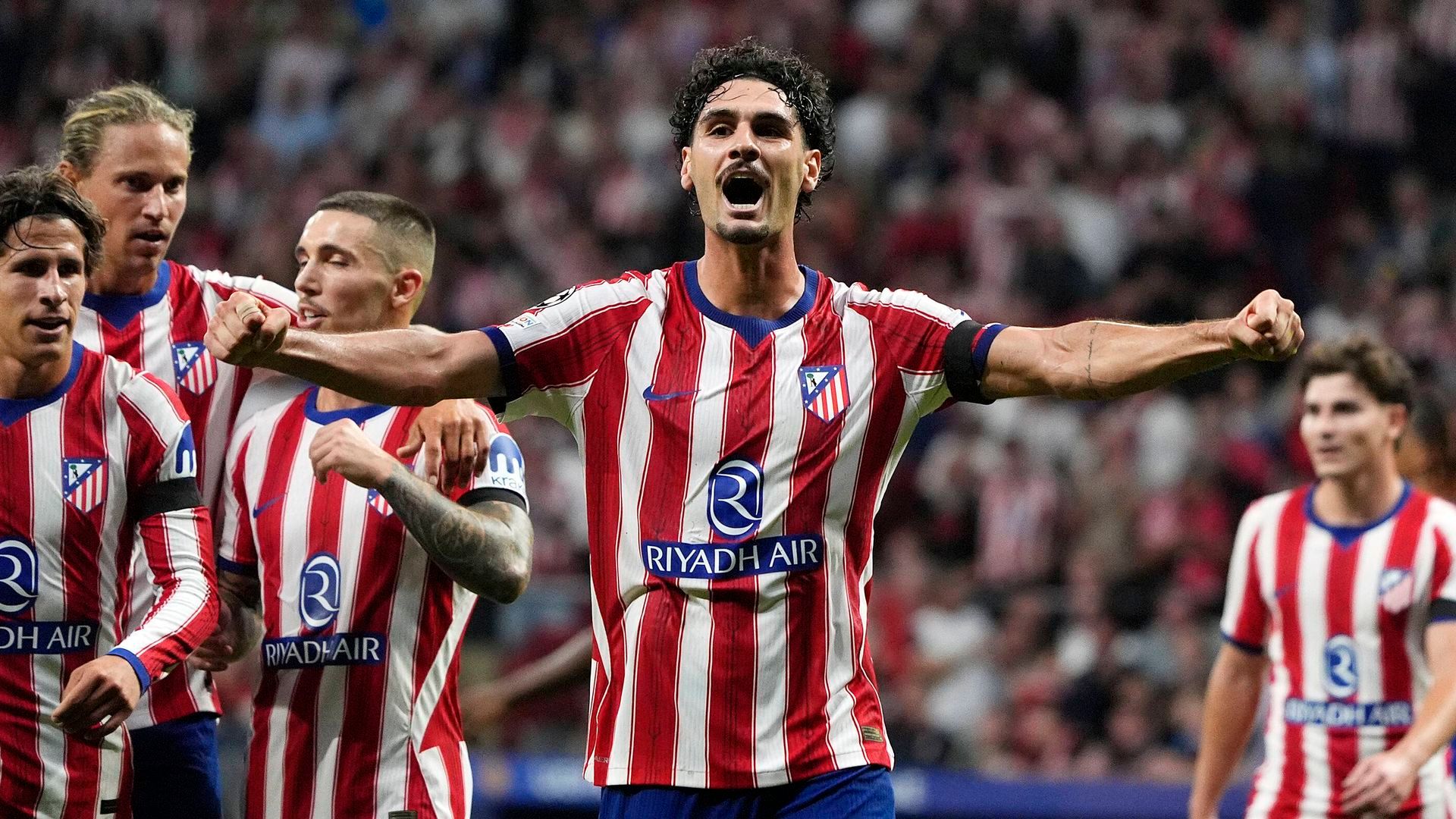 Johnny Cardoso celebra su gol, que posteriormente fue anulado, frente al Manchester United en Champions League Johnny Cardoso celebra su gol, que posteriormente fue anulado, frente al Manchester United en Champions League