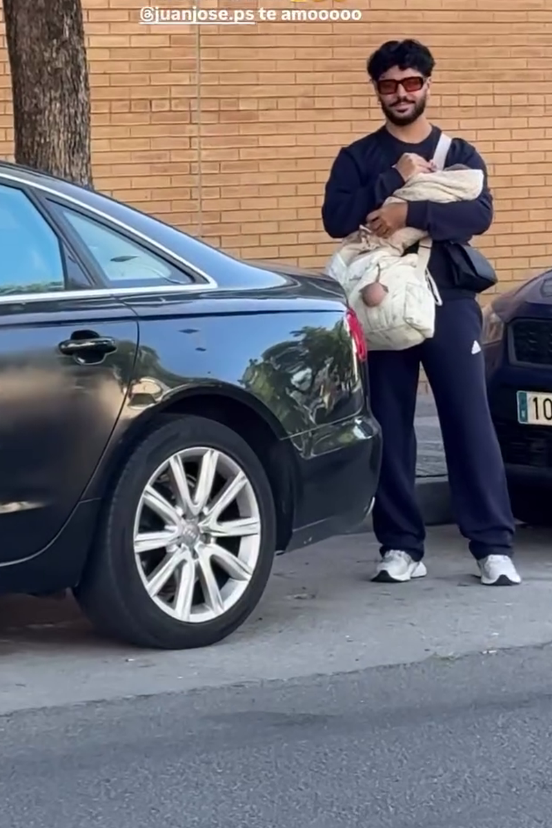Juan José saliendo del hospital con el bebé